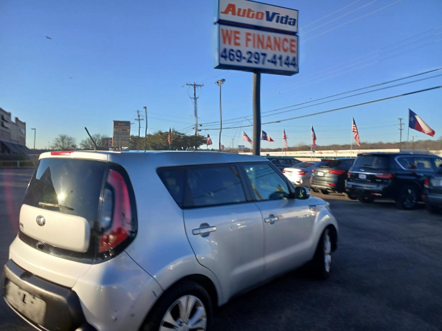 2014 SILVER Kia Soul + (KNDJP3A51E7) with an 2.0L L4 DOHC 16V engine, 6-Speed Automatic transmission, located at 420 I-35E, Lancaster, TX, 75146, (469) 297-4144, 32.593929, -96.823685 - Photo#2