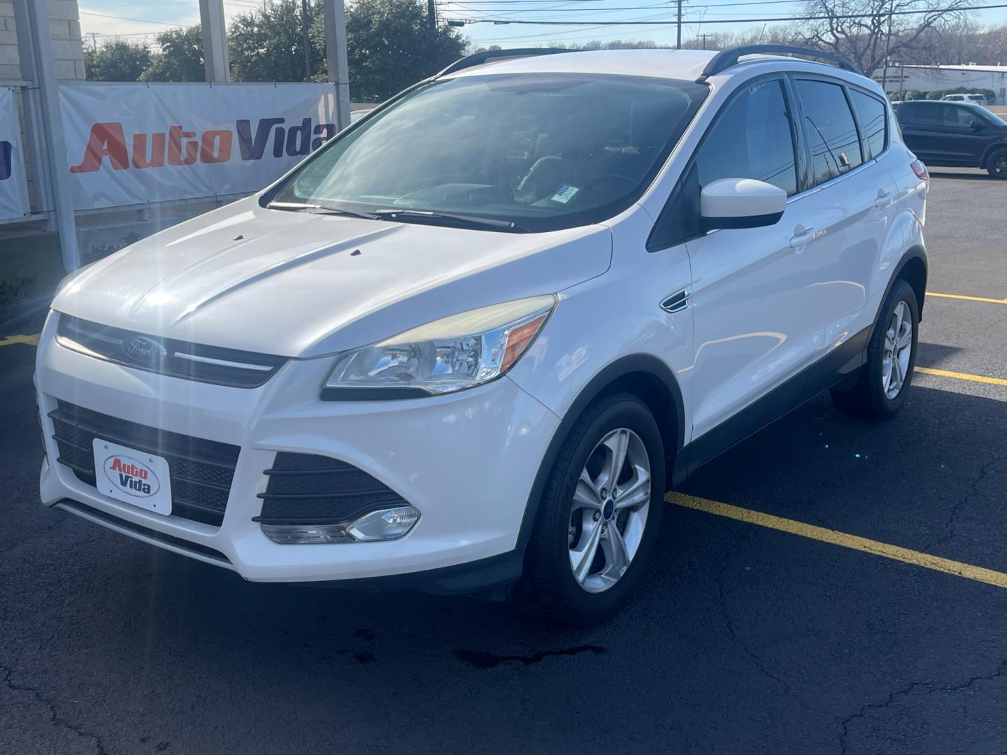 2014 WHITE Ford Escape SE FWD (1FMCU0GX1EU) with an 1.6L L4 DOHC 16V engine, 6-Speed Automatic transmission, located at 420 I-35E, Lancaster, TX, 75146, (469) 297-4144, 32.593929, -96.823685 - Photo#2