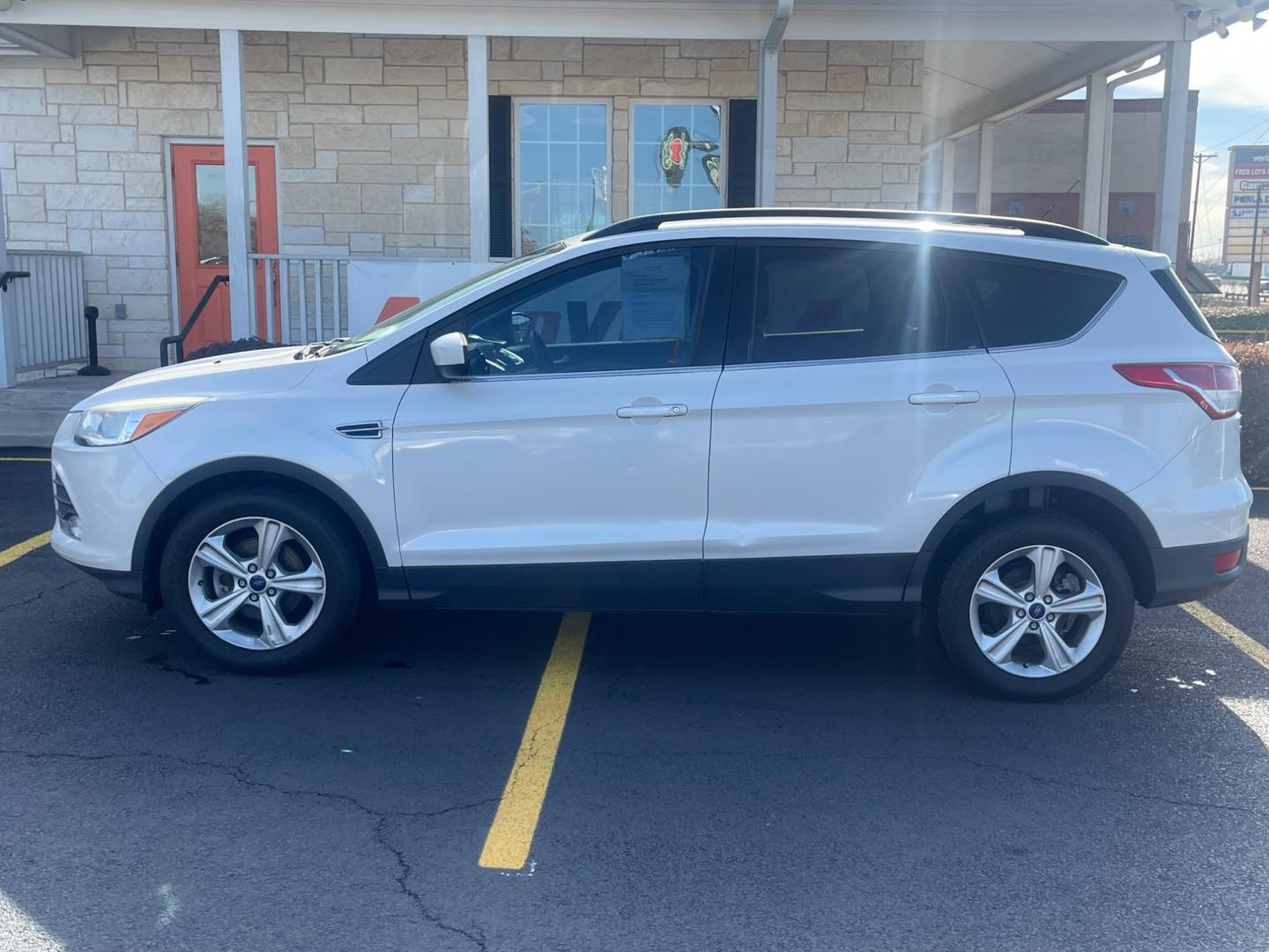 2014 WHITE Ford Escape SE FWD (1FMCU0GX1EU) with an 1.6L L4 DOHC 16V engine, 6-Speed Automatic transmission, located at 420 I-35E, Lancaster, TX, 75146, (469) 297-4144, 32.593929, -96.823685 - Photo#3