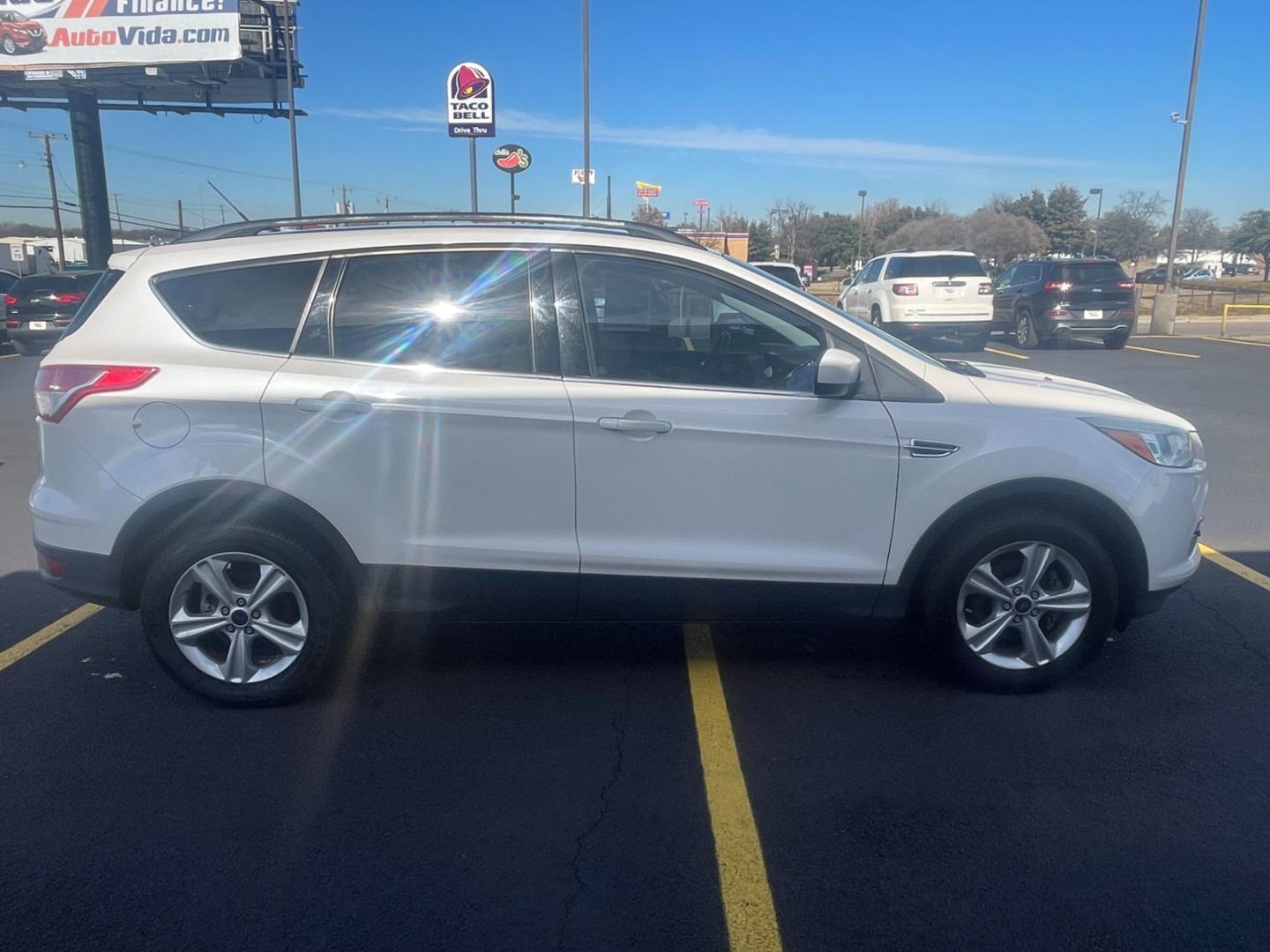 2014 WHITE Ford Escape SE FWD (1FMCU0GX1EU) with an 1.6L L4 DOHC 16V engine, 6-Speed Automatic transmission, located at 420 I-35E, Lancaster, TX, 75146, (469) 297-4144, 32.593929, -96.823685 - Photo#4