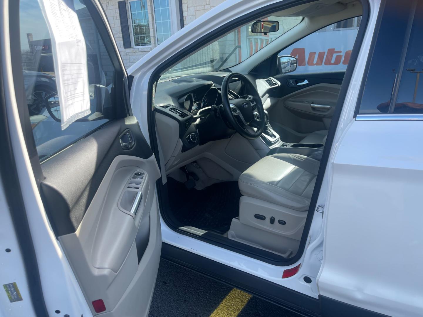 2014 WHITE Ford Escape SE FWD (1FMCU0GX1EU) with an 1.6L L4 DOHC 16V engine, 6-Speed Automatic transmission, located at 420 I-35E, Lancaster, TX, 75146, (469) 297-4144, 32.593929, -96.823685 - Photo#5