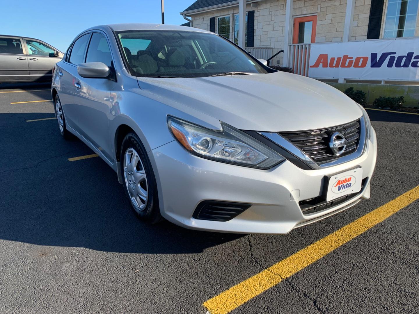 2018 SILVER Nissan Altima 2.5 (1N4AL3AP9JC) with an 2.5L L4 DOHC 16V engine, CVT transmission, located at 420 I-35E, Lancaster, TX, 75146, (469) 297-4144, 32.593929, -96.823685 - Photo#0