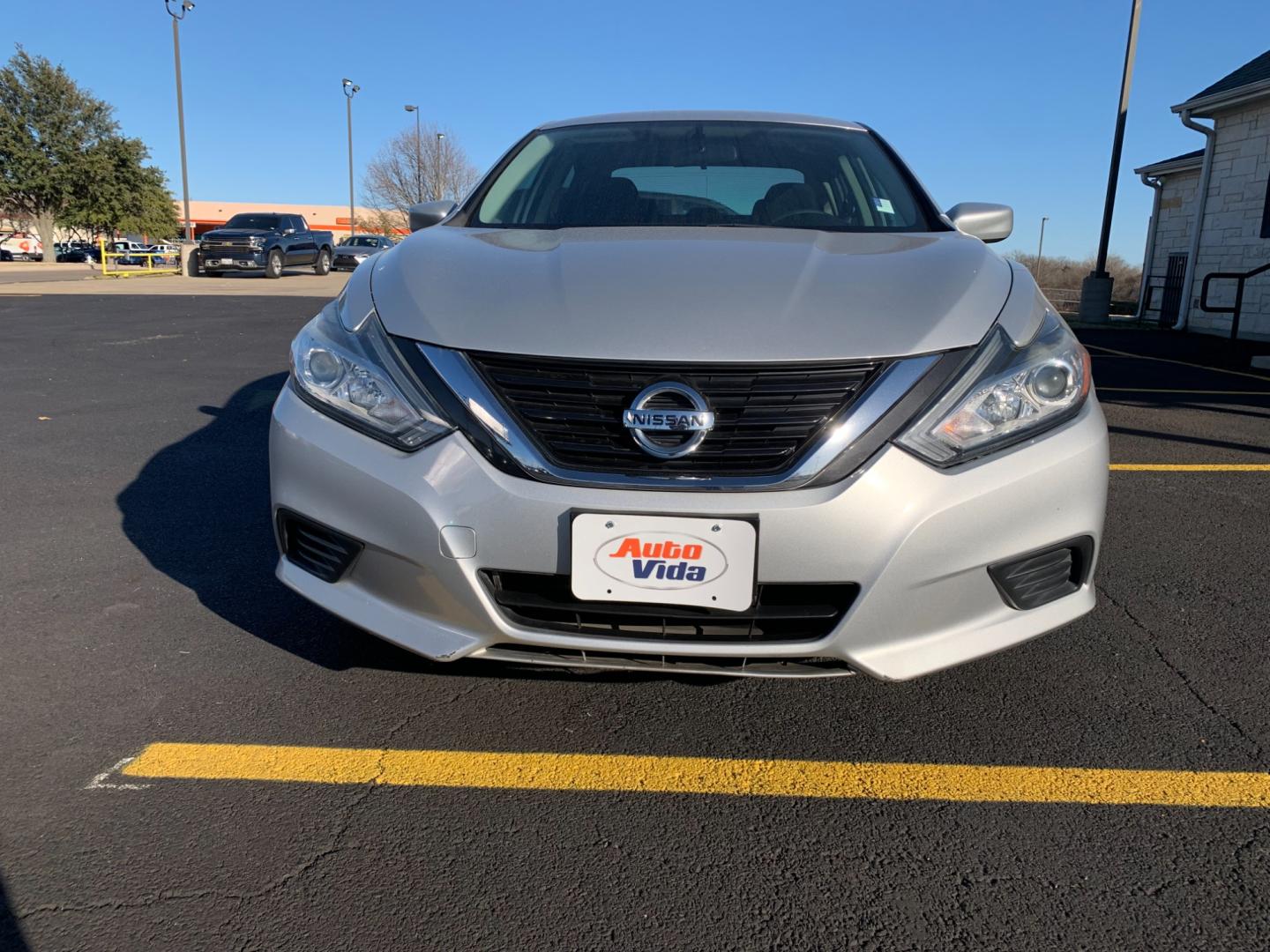 2018 SILVER Nissan Altima 2.5 (1N4AL3AP9JC) with an 2.5L L4 DOHC 16V engine, CVT transmission, located at 420 I-35E, Lancaster, TX, 75146, (469) 297-4144, 32.593929, -96.823685 - Photo#1