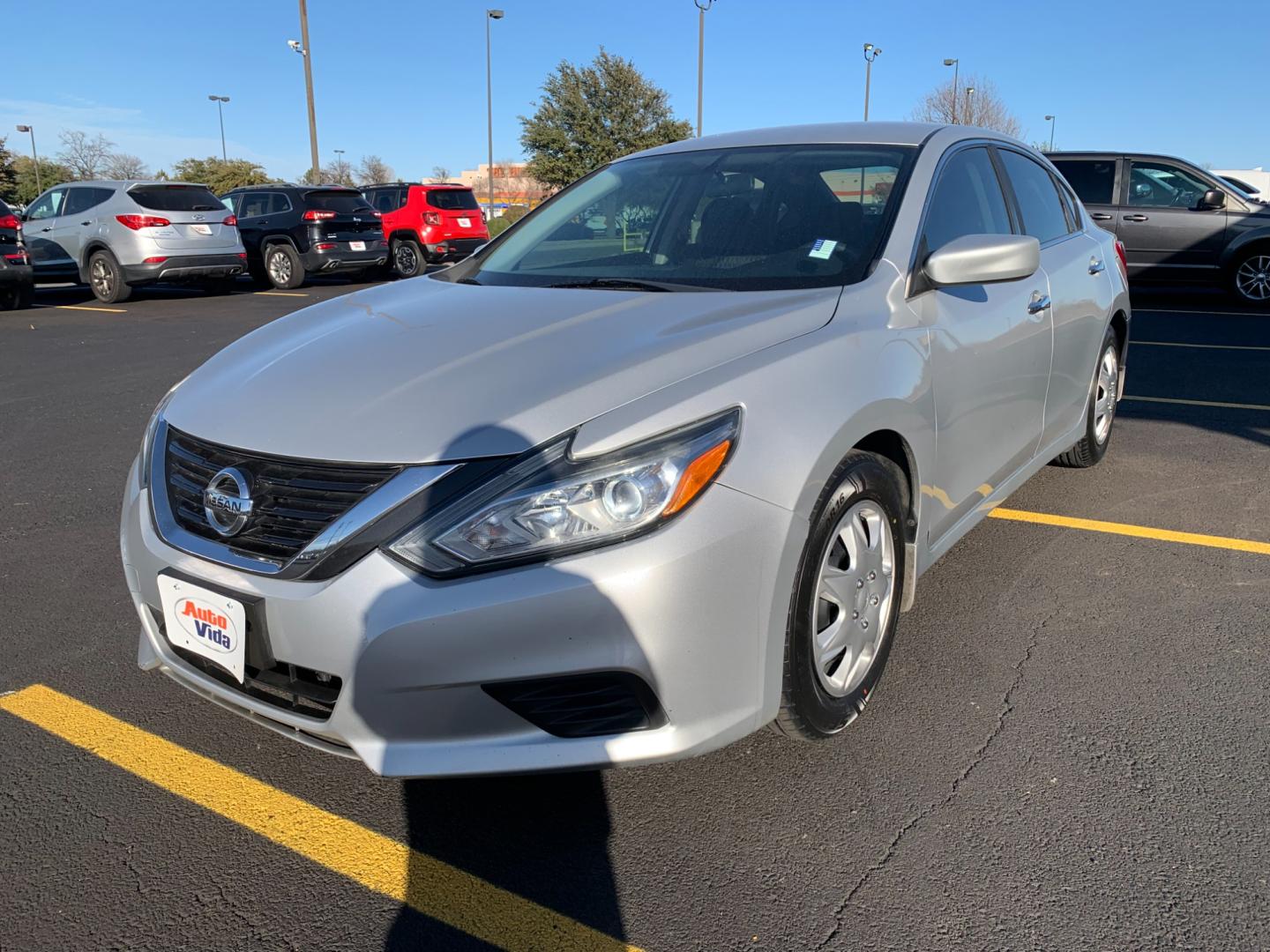 2018 SILVER Nissan Altima 2.5 (1N4AL3AP9JC) with an 2.5L L4 DOHC 16V engine, CVT transmission, located at 420 I-35E, Lancaster, TX, 75146, (469) 297-4144, 32.593929, -96.823685 - Photo#2