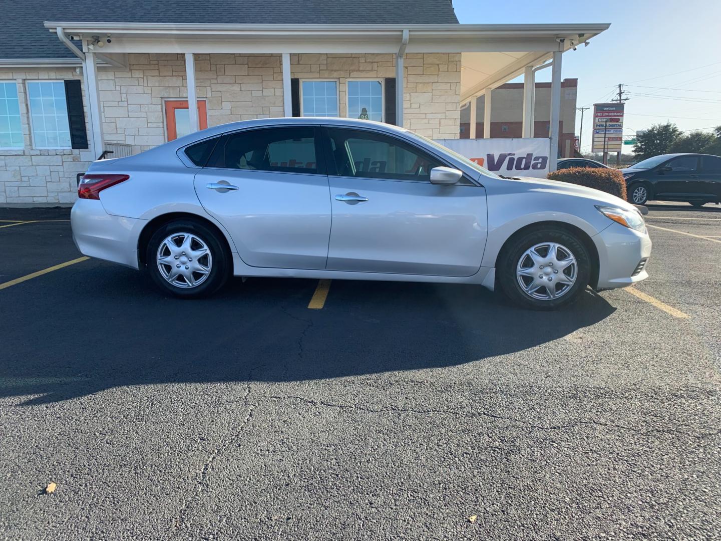 2018 SILVER Nissan Altima 2.5 (1N4AL3AP9JC) with an 2.5L L4 DOHC 16V engine, CVT transmission, located at 420 I-35E, Lancaster, TX, 75146, (469) 297-4144, 32.593929, -96.823685 - Photo#3