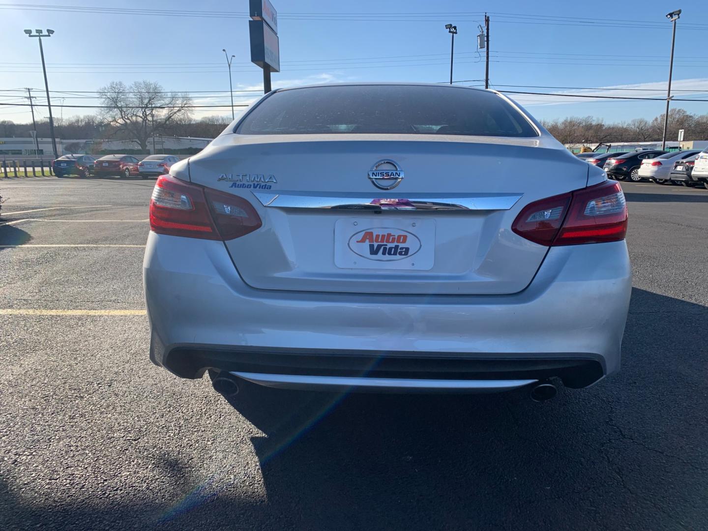 2018 SILVER Nissan Altima 2.5 (1N4AL3AP9JC) with an 2.5L L4 DOHC 16V engine, CVT transmission, located at 420 I-35E, Lancaster, TX, 75146, (469) 297-4144, 32.593929, -96.823685 - Photo#4