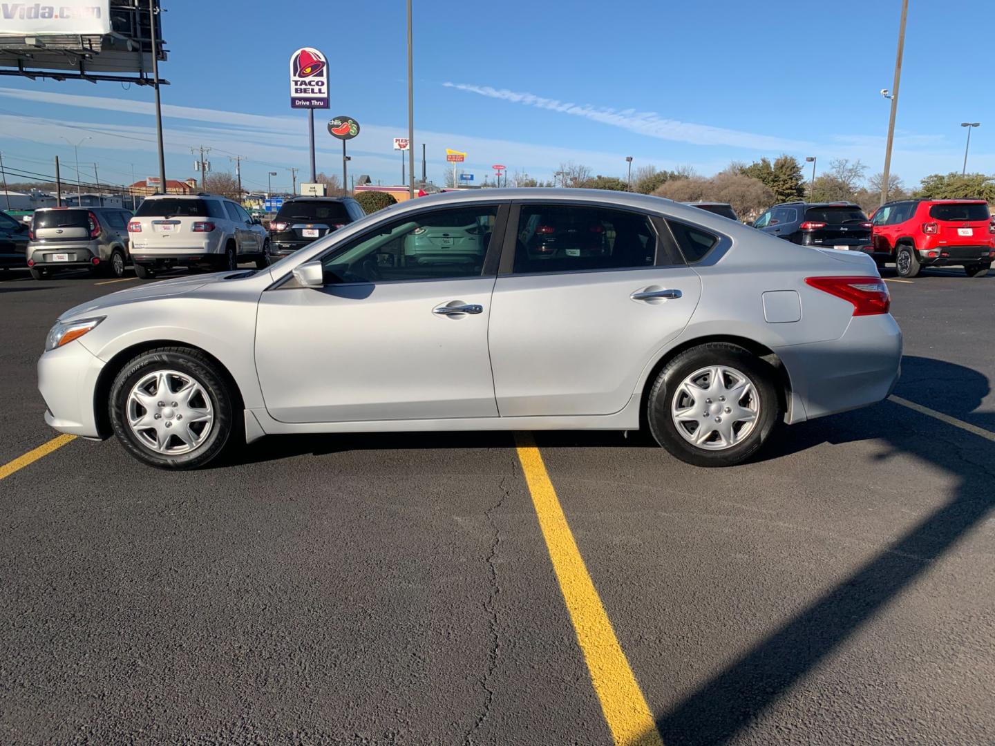 2018 SILVER Nissan Altima 2.5 (1N4AL3AP9JC) with an 2.5L L4 DOHC 16V engine, CVT transmission, located at 420 I-35E, Lancaster, TX, 75146, (469) 297-4144, 32.593929, -96.823685 - Photo#5