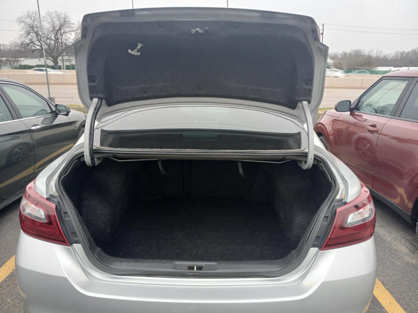 2017 SILVER Nissan Altima 2.5 S (1N4AL3AP2HC) with an 2.5L L4 DOHC 16V engine, CVT transmission, located at 420 I-35E, Lancaster, TX, 75146, (469) 297-4144, 32.593929, -96.823685 - Photo#2