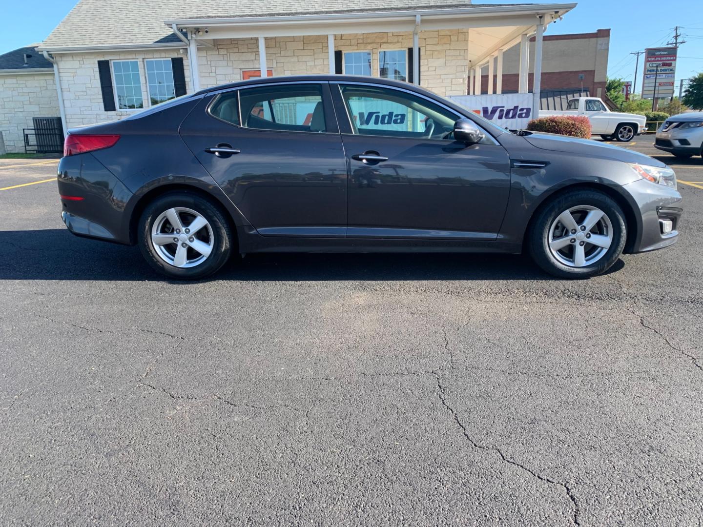 2015 GRAY Kia Optima LX (5XXGM4A75FG) with an 2.4L L4 DOHC 16V engine, 6-Speed Automatic transmission, located at 420 I-35E, Lancaster, TX, 75146, (469) 297-4144, 32.593929, -96.823685 - Photo#5