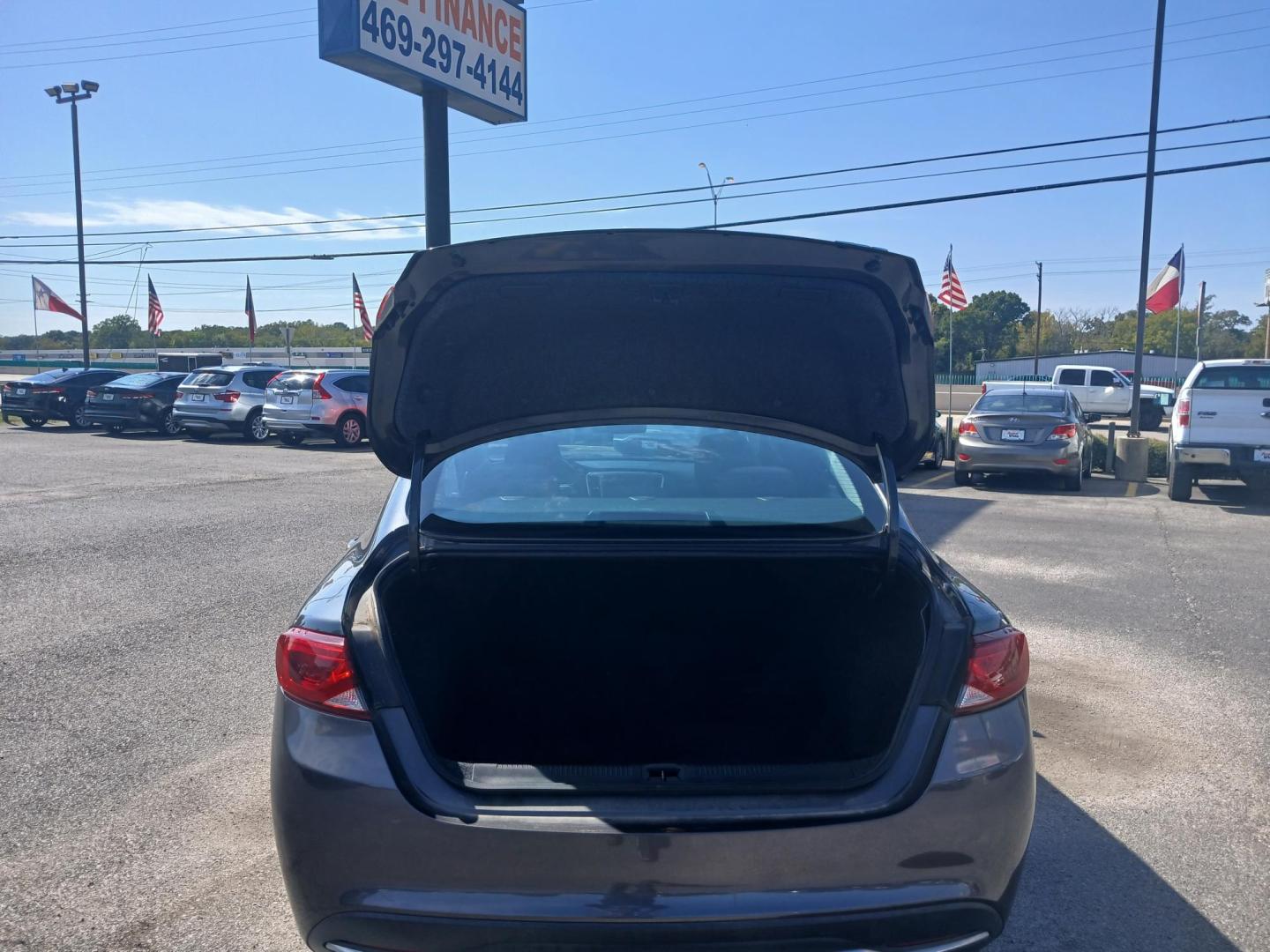 2015 GRAY Chrysler 200 Limited (1C3CCCAB0FN) with an 2.4L L4 DOHC 16V engine, 9-Speed Automatic transmission, located at 420 I-35E, Lancaster, TX, 75146, (469) 297-4144, 32.593929, -96.823685 - Photo#3