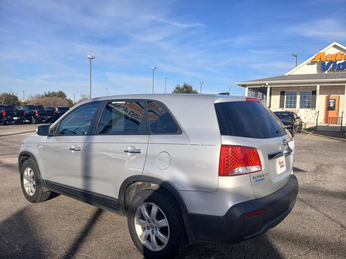 2013 SILVER Kia Sorento LX 2WD (5XYKT3A1XDG) with an 2.4L L4 DOHC 16V engine, 6-Speed Automatic transmission, located at 420 I-35E, Lancaster, TX, 75146, (469) 297-4144, 32.593929, -96.823685 - Photo#2