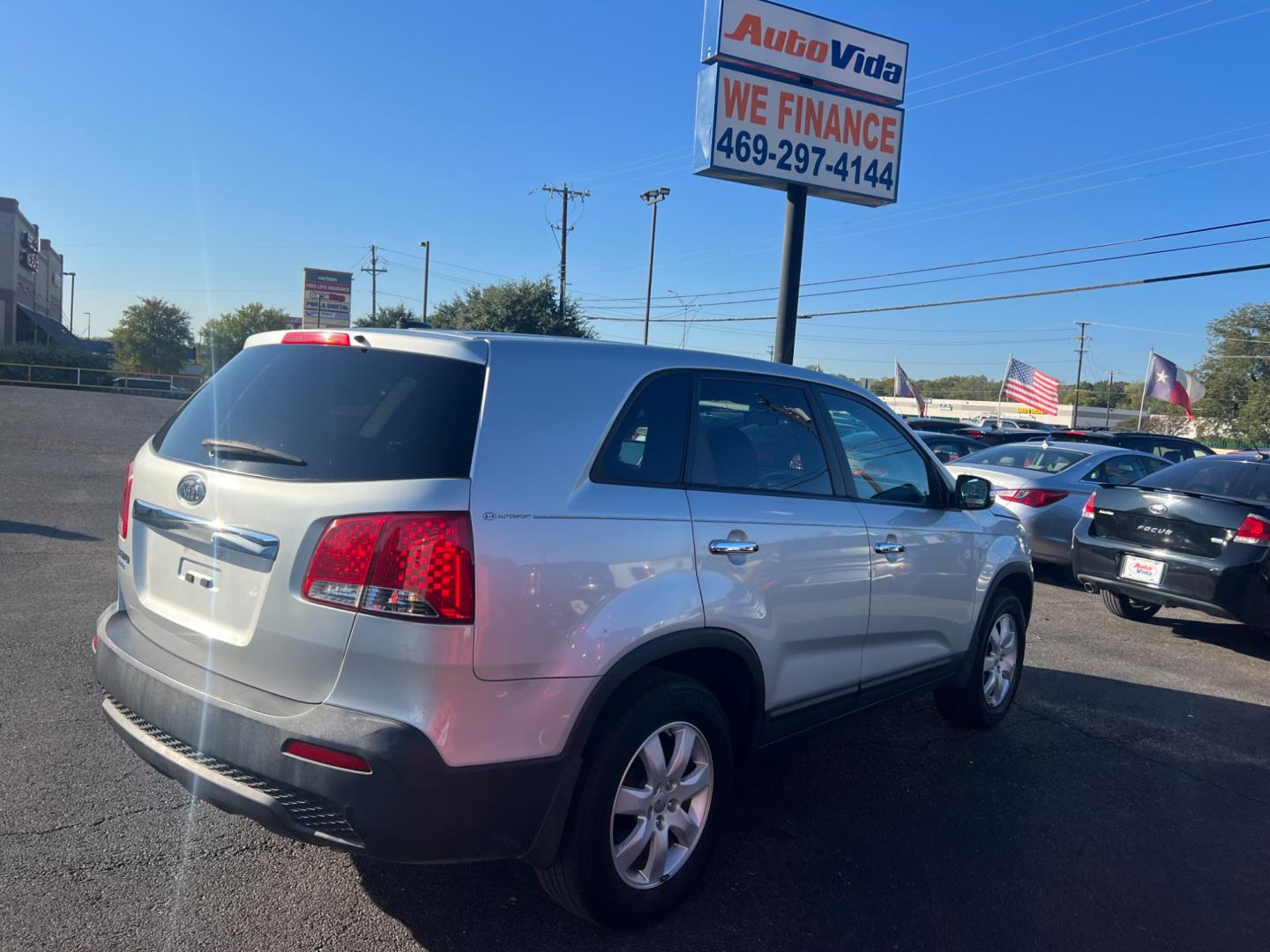 2013 SILVER Kia Sorento LX 2WD (5XYKT3A1XDG) with an 2.4L L4 DOHC 16V engine, 6-Speed Automatic transmission, located at 420 I-35E, Lancaster, TX, 75146, (469) 297-4144, 32.593929, -96.823685 - Photo#2