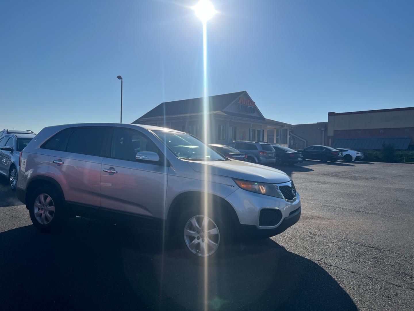 2013 SILVER Kia Sorento LX 2WD (5XYKT3A1XDG) with an 2.4L L4 DOHC 16V engine, 6-Speed Automatic transmission, located at 420 I-35E, Lancaster, TX, 75146, (469) 297-4144, 32.593929, -96.823685 - Photo#3