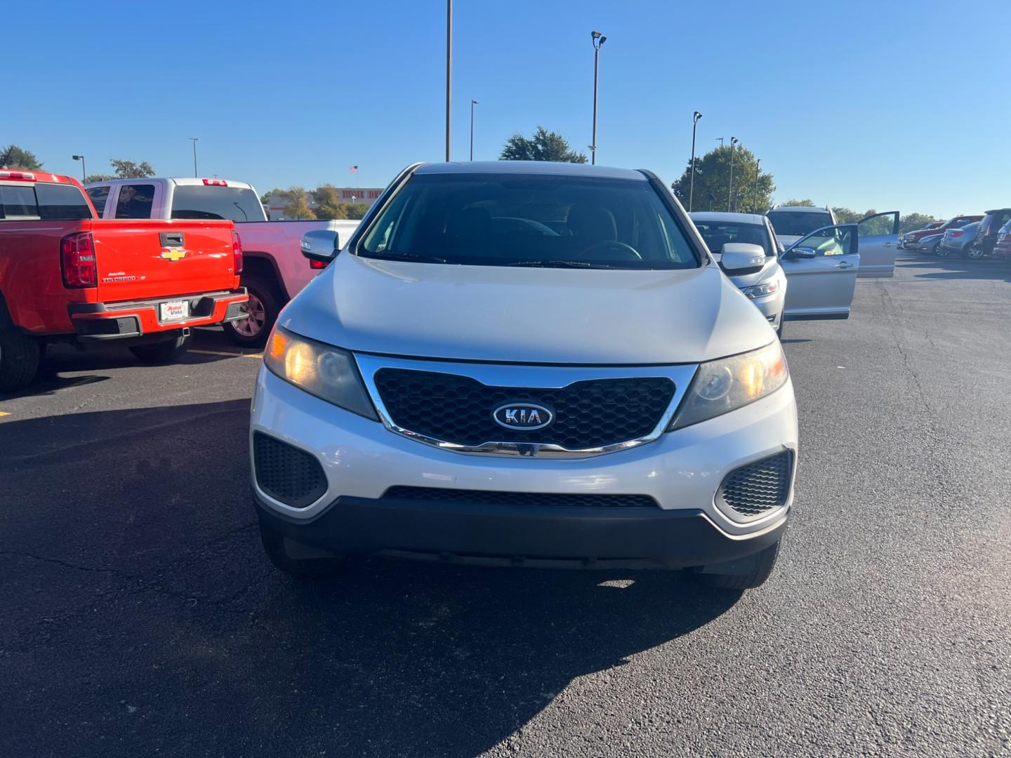 2013 SILVER Kia Sorento LX 2WD (5XYKT3A1XDG) with an 2.4L L4 DOHC 16V engine, 6-Speed Automatic transmission, located at 420 I-35E, Lancaster, TX, 75146, (469) 297-4144, 32.593929, -96.823685 - Photo#4