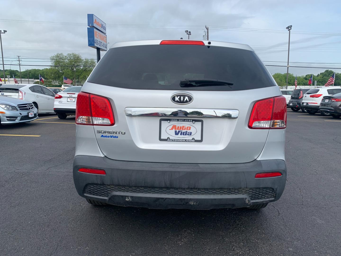 2013 SILVER Kia Sorento LX 2WD (5XYKT3A1XDG) with an 2.4L L4 DOHC 16V engine, 6-Speed Automatic transmission, located at 420 I-35E, Lancaster, TX, 75146, (469) 297-4144, 32.593929, -96.823685 - Photo#8