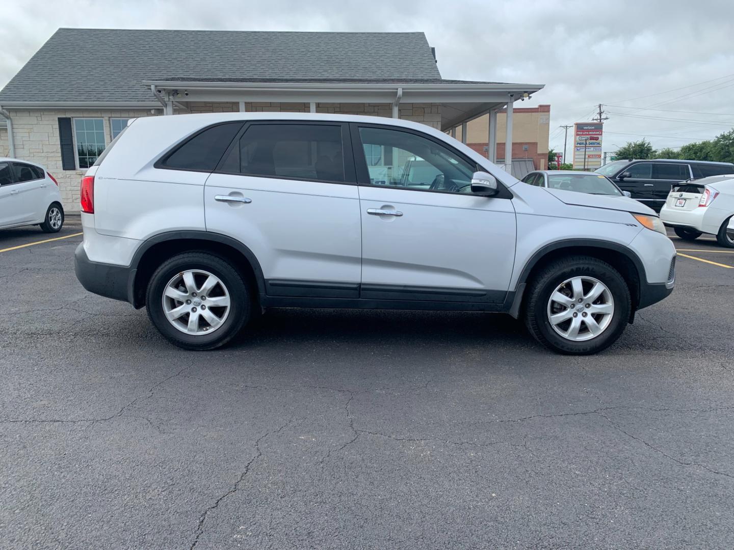 2013 SILVER Kia Sorento LX 2WD (5XYKT3A1XDG) with an 2.4L L4 DOHC 16V engine, 6-Speed Automatic transmission, located at 420 I-35E, Lancaster, TX, 75146, (469) 297-4144, 32.593929, -96.823685 - Photo#9