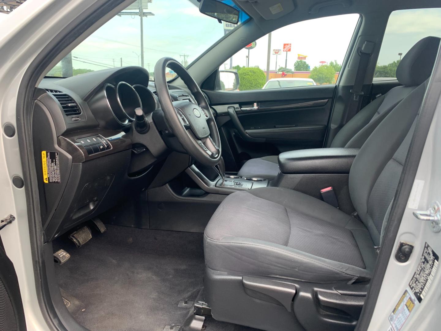 2013 SILVER Kia Sorento LX 2WD (5XYKT3A1XDG) with an 2.4L L4 DOHC 16V engine, 6-Speed Automatic transmission, located at 420 I-35E, Lancaster, TX, 75146, (469) 297-4144, 32.593929, -96.823685 - Photo#10