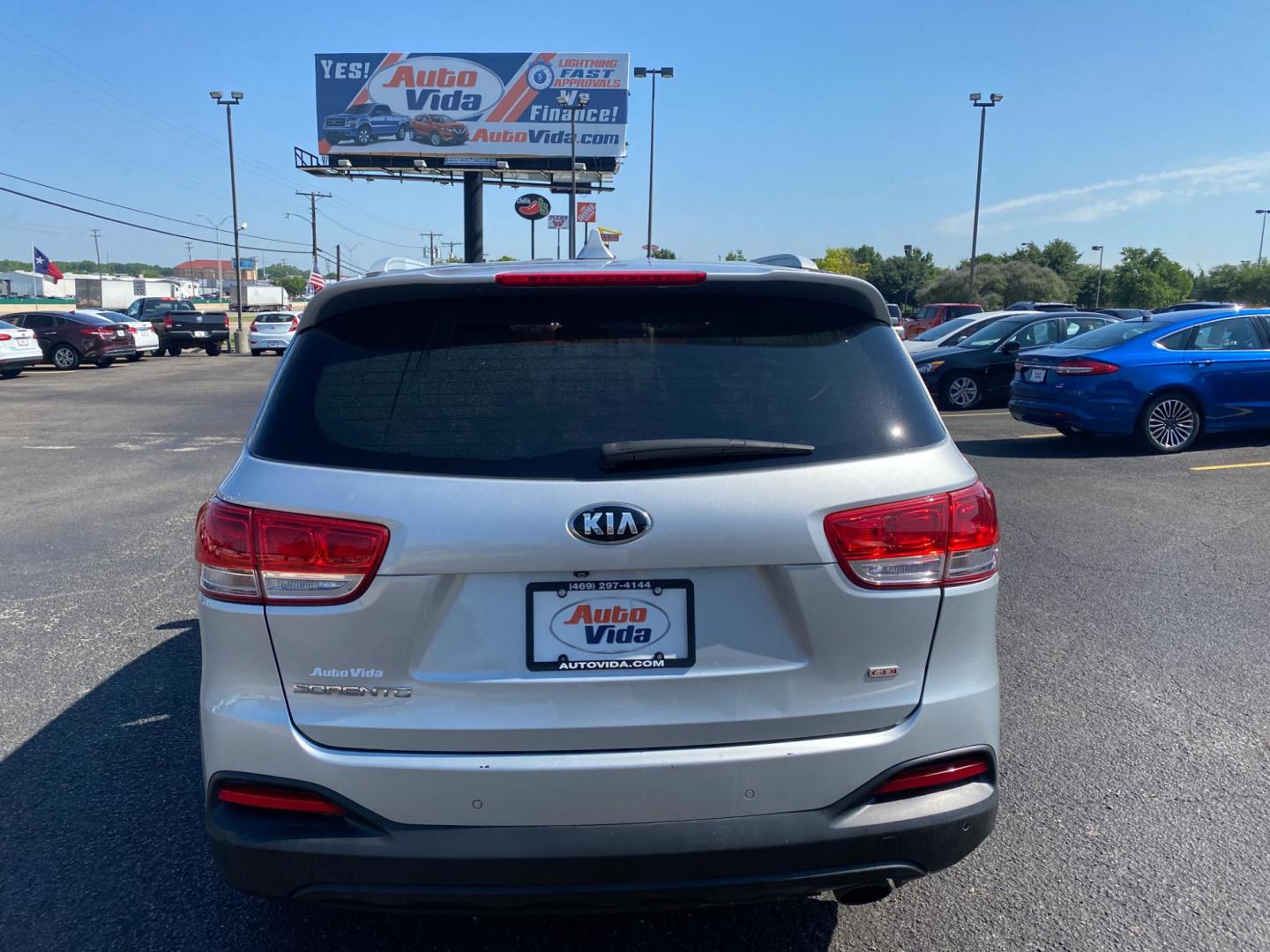 2016 SILVER Kia Sorento LX 2WD (5XYPG4A34GG) with an 2.4L L4 DOHC 16V engine, 6-Speed Automatic transmission, located at 420 I-35E, Lancaster, TX, 75146, (469) 297-4144, 32.593929, -96.823685 - Photo#3