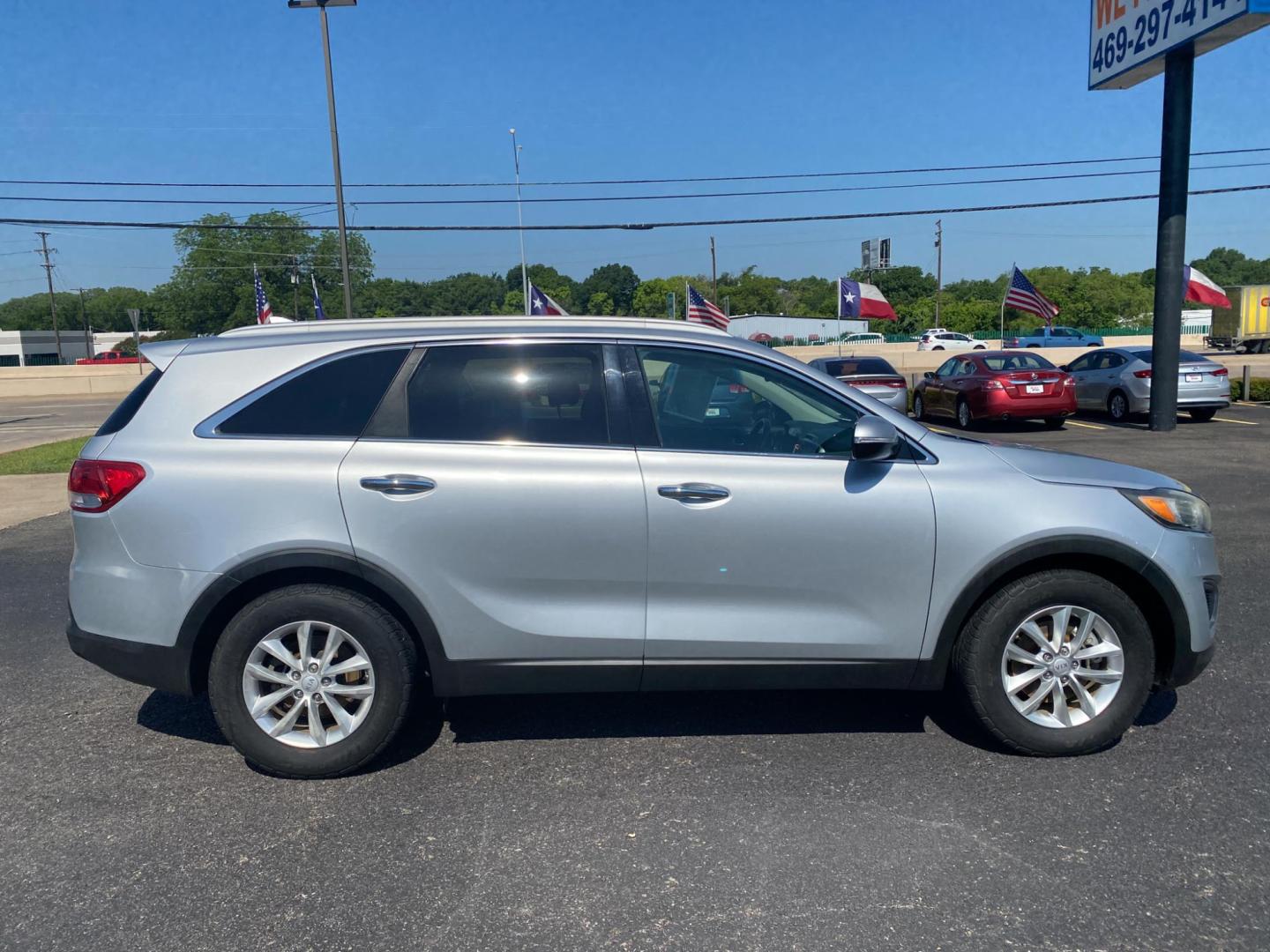 2016 SILVER Kia Sorento LX 2WD (5XYPG4A34GG) with an 2.4L L4 DOHC 16V engine, 6-Speed Automatic transmission, located at 420 I-35E, Lancaster, TX, 75146, (469) 297-4144, 32.593929, -96.823685 - Photo#4