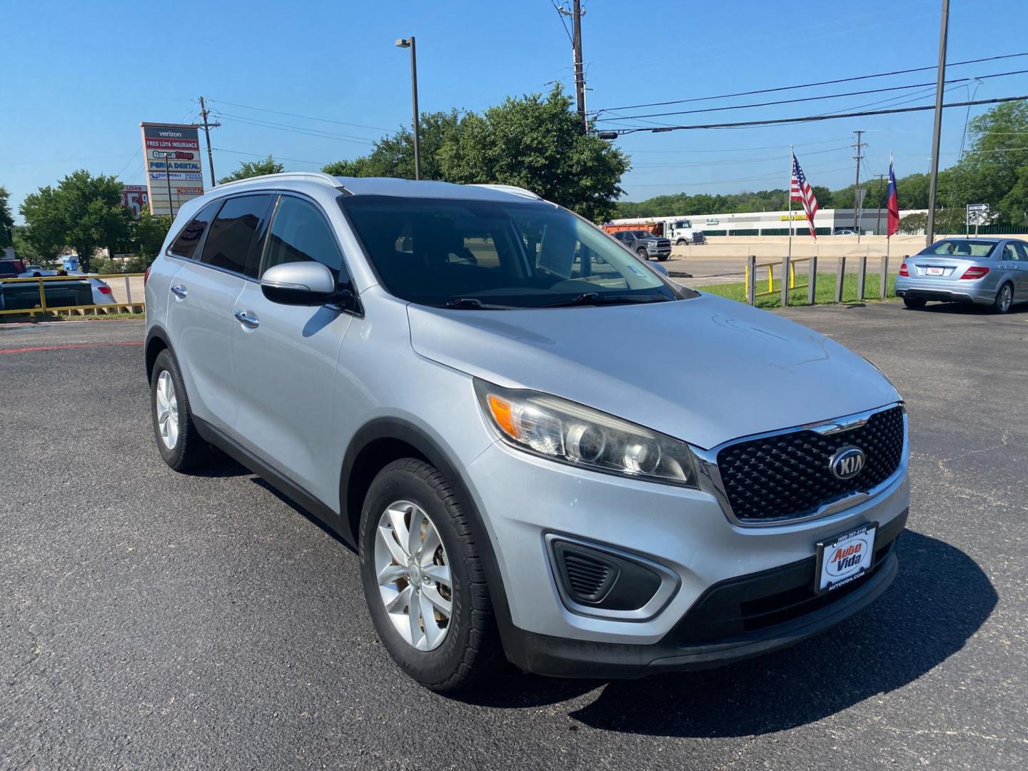 2016 SILVER Kia Sorento LX 2WD (5XYPG4A34GG) with an 2.4L L4 DOHC 16V engine, 6-Speed Automatic transmission, located at 420 I-35E, Lancaster, TX, 75146, (469) 297-4144, 32.593929, -96.823685 - Photo#5