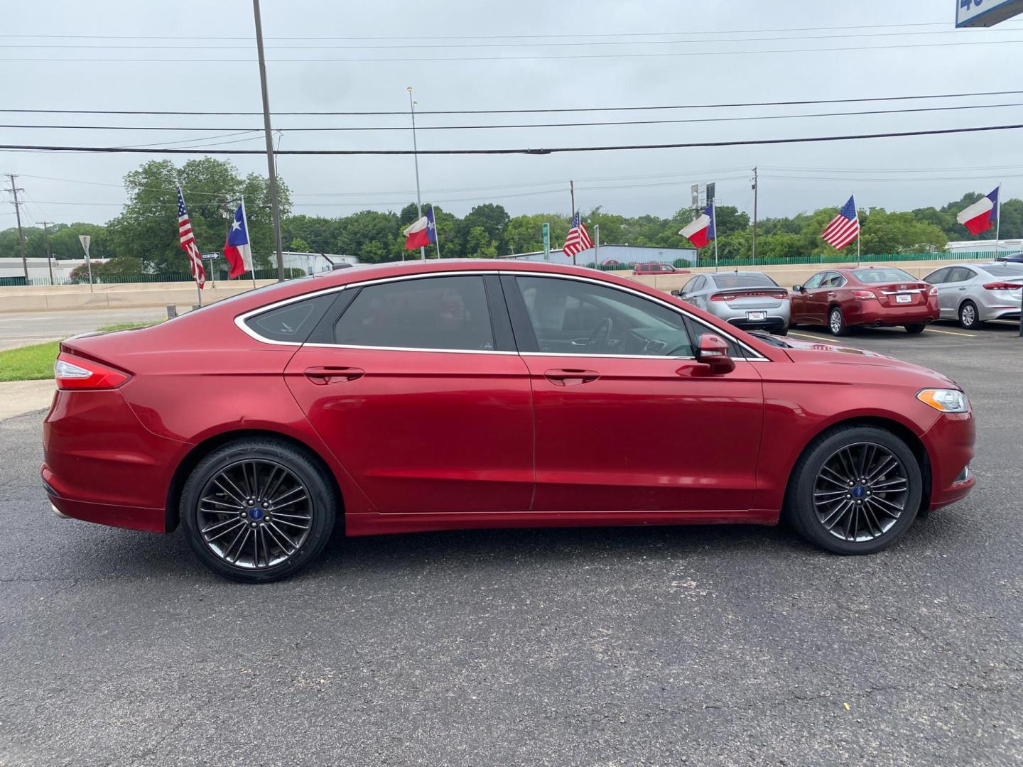 2013 RED Ford Fusion SE (3FA6P0HRXDR) with an 1.6L L4 DOHC 16V engine, located at 420 I-35E, Lancaster, TX, 75146, (469) 297-4144, 32.593929, -96.823685 - Photo#4