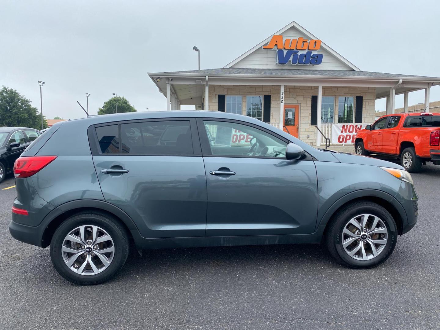 2014 GREEN Kia Sportage LX FWD (KNDPB3AC8E7) with an 2.4L V6 DOHC 24V engine, 6-Speed Automatic transmission, located at 420 I-35E, Lancaster, TX, 75146, (469) 297-4144, 32.593929, -96.823685 - Photo#4