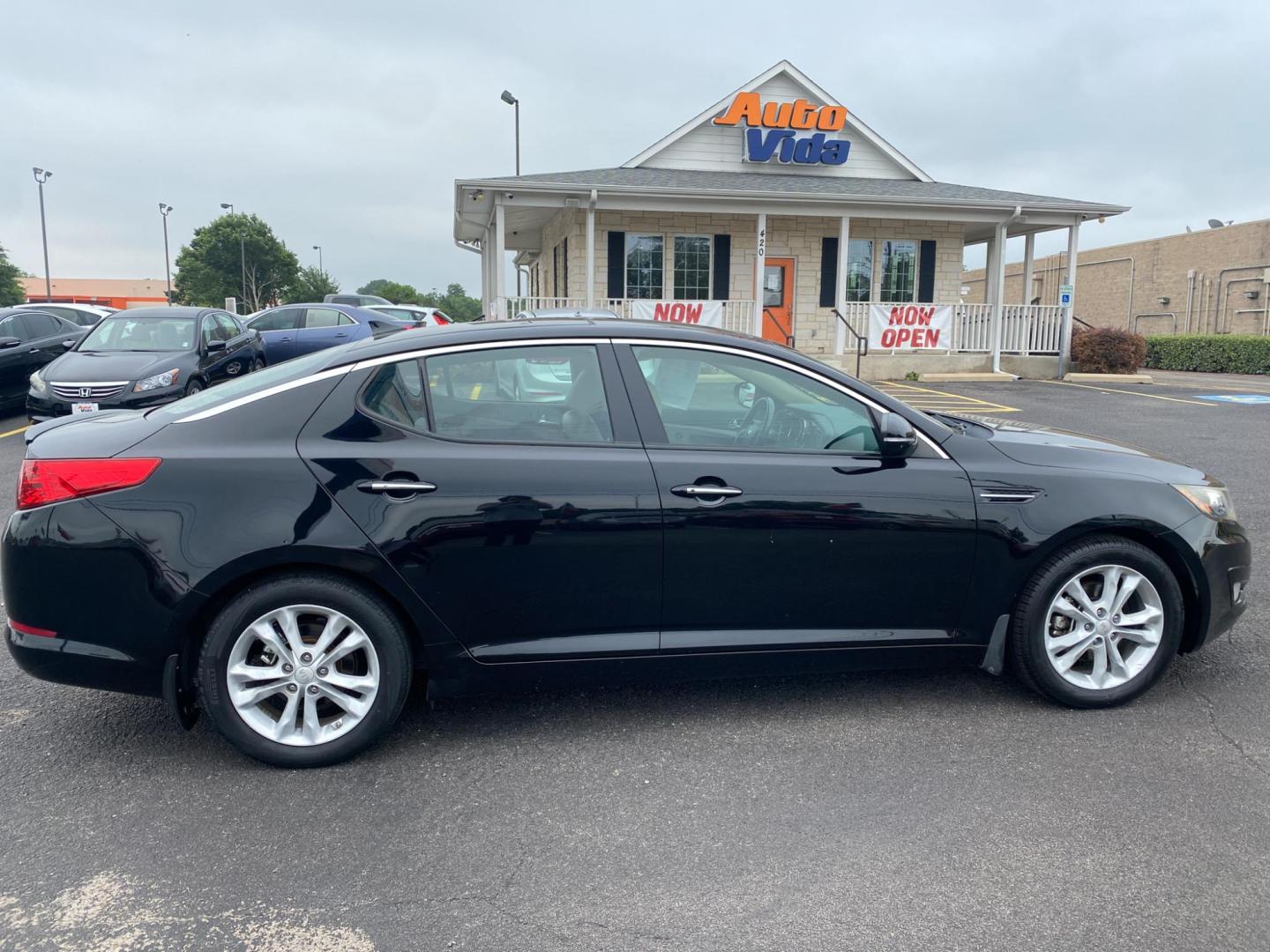 2013 BLACK Kia Optima EX (5XXGN4A72DG) with an 2.4L L4 DOHC 16V engine, 6-Speed Automatic transmission, located at 420 I-35E, Lancaster, TX, 75146, (469) 297-4144, 32.593929, -96.823685 - Photo#4