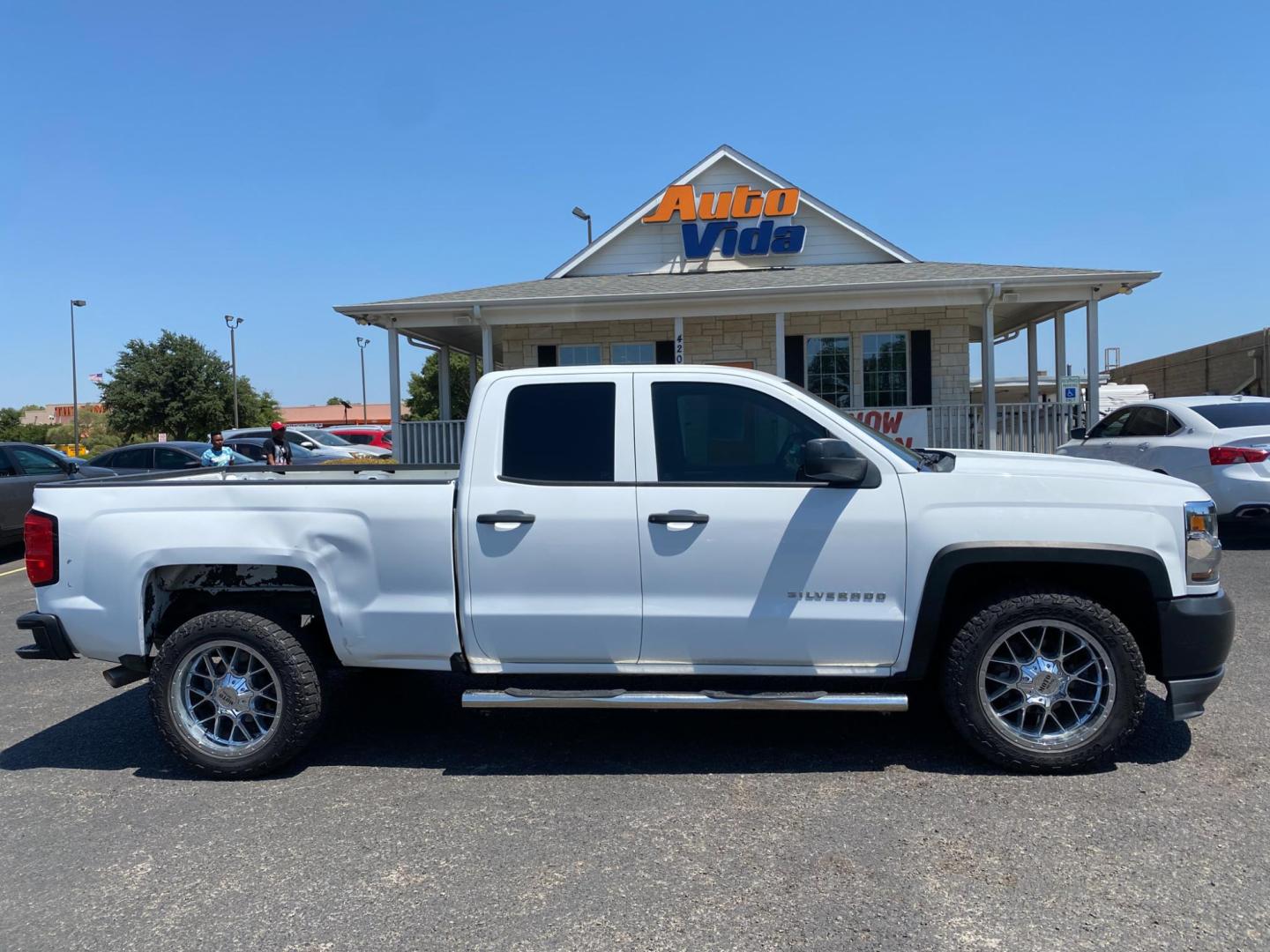 2017 WHITE Chevrolet Silverado 1500 Work Truck Double Cab 2WD (1GCRCNEH9HZ) with an 4.3L V6 OHV 12V engine, 6A transmission, located at 420 I-35E, Lancaster, TX, 75146, (469) 297-4144, 32.593929, -96.823685 - Photo#2