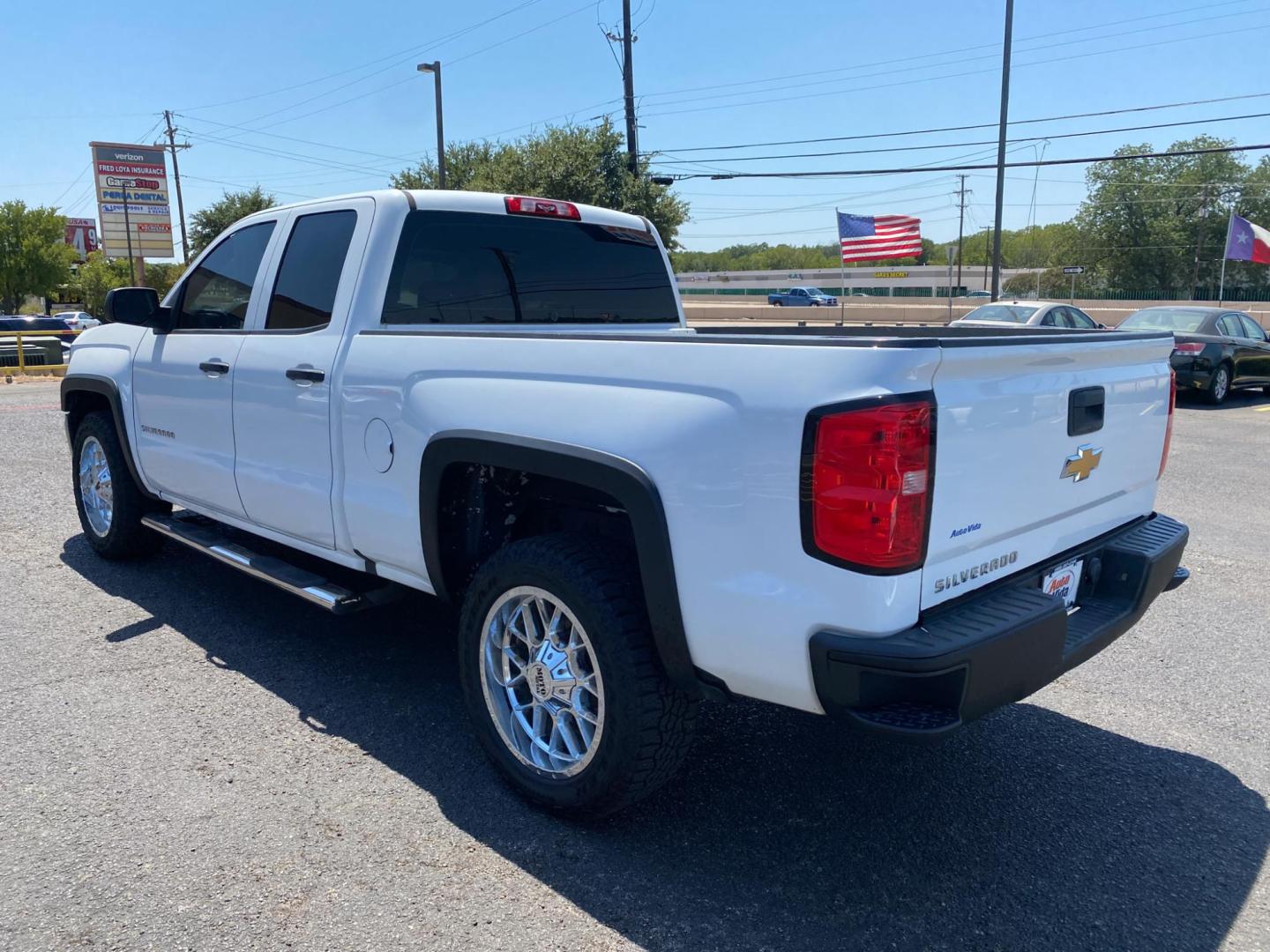 2017 WHITE Chevrolet Silverado 1500 Work Truck Double Cab 2WD (1GCRCNEH9HZ) with an 4.3L V6 OHV 12V engine, 6A transmission, located at 420 I-35E, Lancaster, TX, 75146, (469) 297-4144, 32.593929, -96.823685 - Photo#5