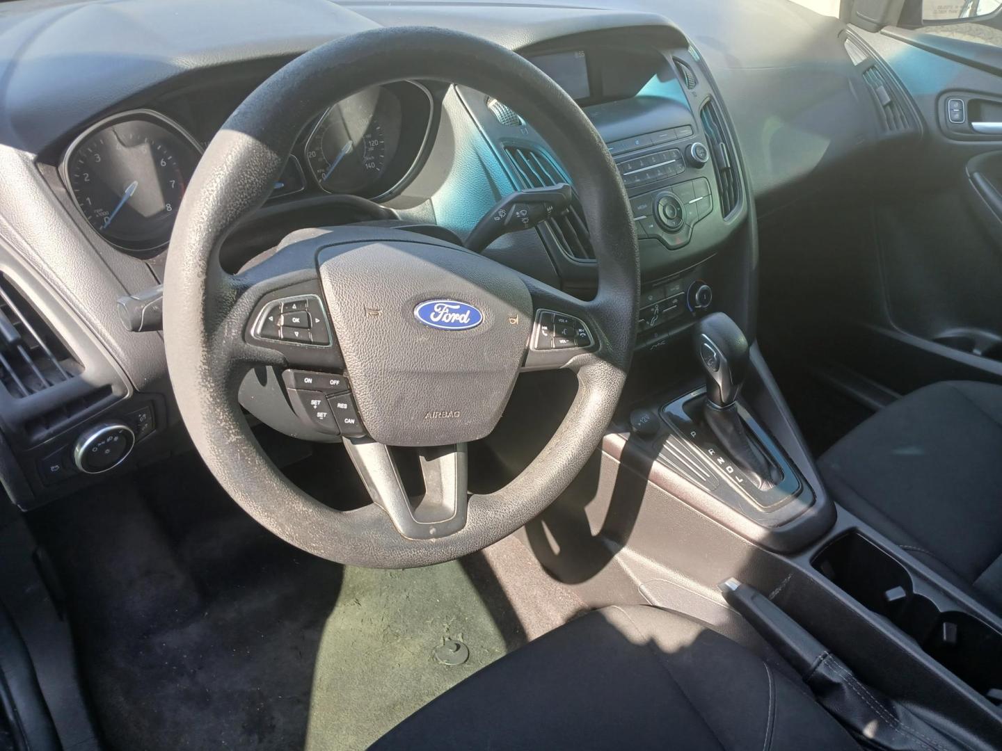 2018 GRAY Ford Focus SE Sedan (1FADP3F21JL) with an 2.0L L4 DOHC 16V engine, located at 420 I-35E, Lancaster, TX, 75146, (469) 297-4144, 32.593929, -96.823685 - Photo#3