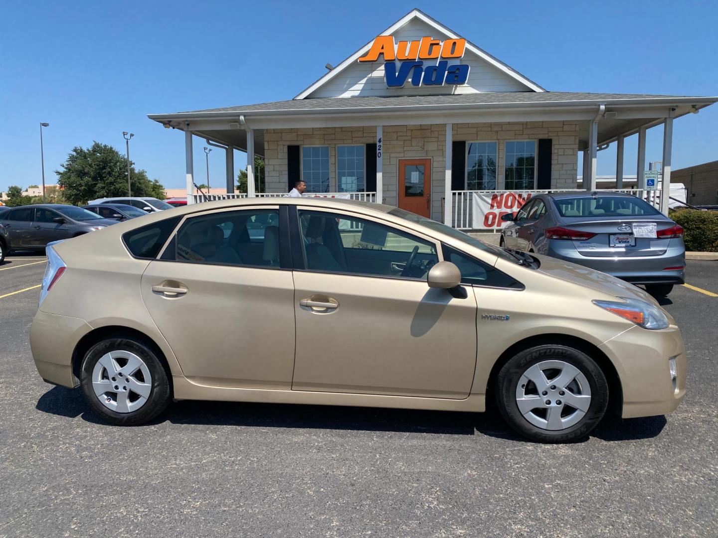 2010 GOLD Toyota Prius Prius II (JTDKN3DU7A1) with an 1.8L L4 DOHC 16V engine, Continuously Variable Transmisson transmission, located at 420 I-35E, Lancaster, TX, 75146, (469) 297-4144, 32.593929, -96.823685 - Photo#2