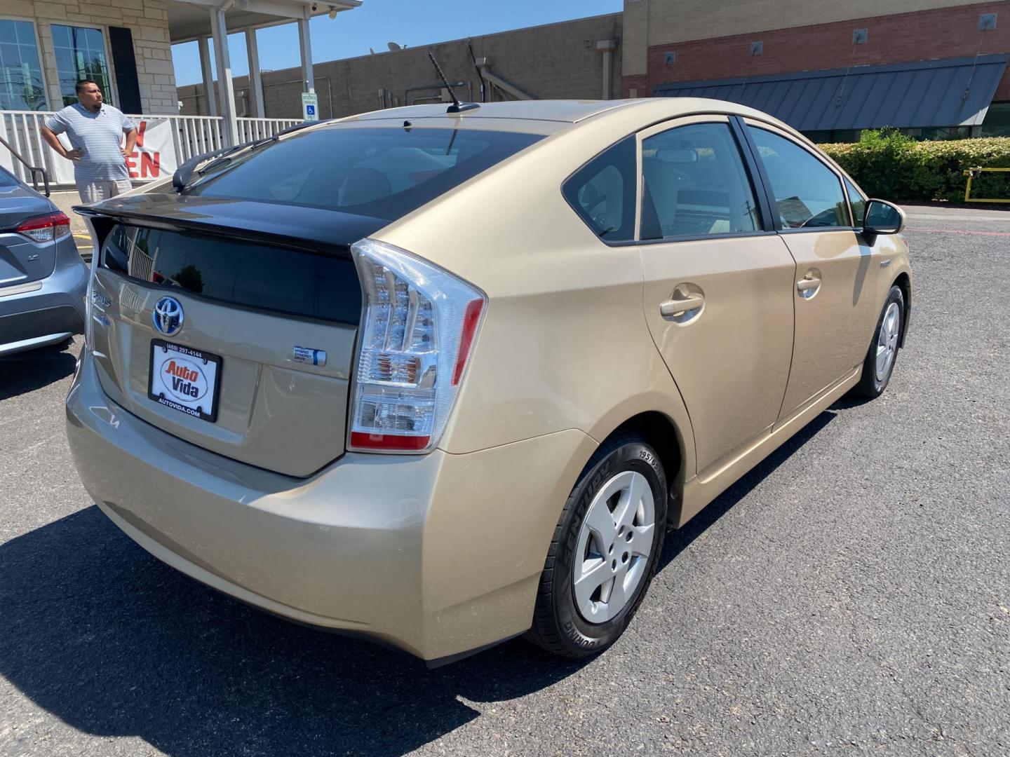 2010 GOLD Toyota Prius Prius II (JTDKN3DU7A1) with an 1.8L L4 DOHC 16V engine, Continuously Variable Transmisson transmission, located at 420 I-35E, Lancaster, TX, 75146, (469) 297-4144, 32.593929, -96.823685 - Photo#3