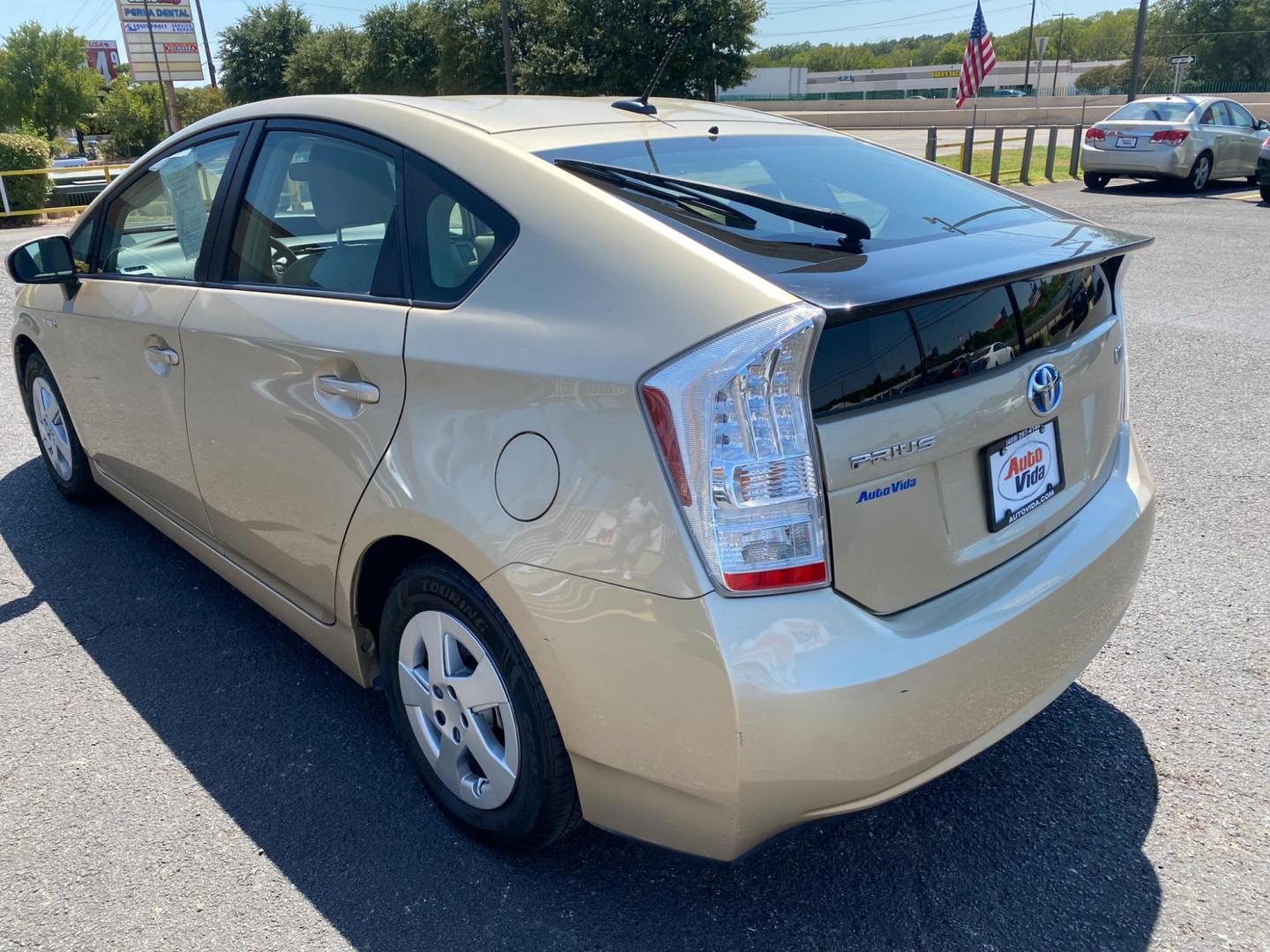 2010 GOLD Toyota Prius Prius II (JTDKN3DU7A1) with an 1.8L L4 DOHC 16V engine, Continuously Variable Transmisson transmission, located at 420 I-35E, Lancaster, TX, 75146, (469) 297-4144, 32.593929, -96.823685 - Photo#5