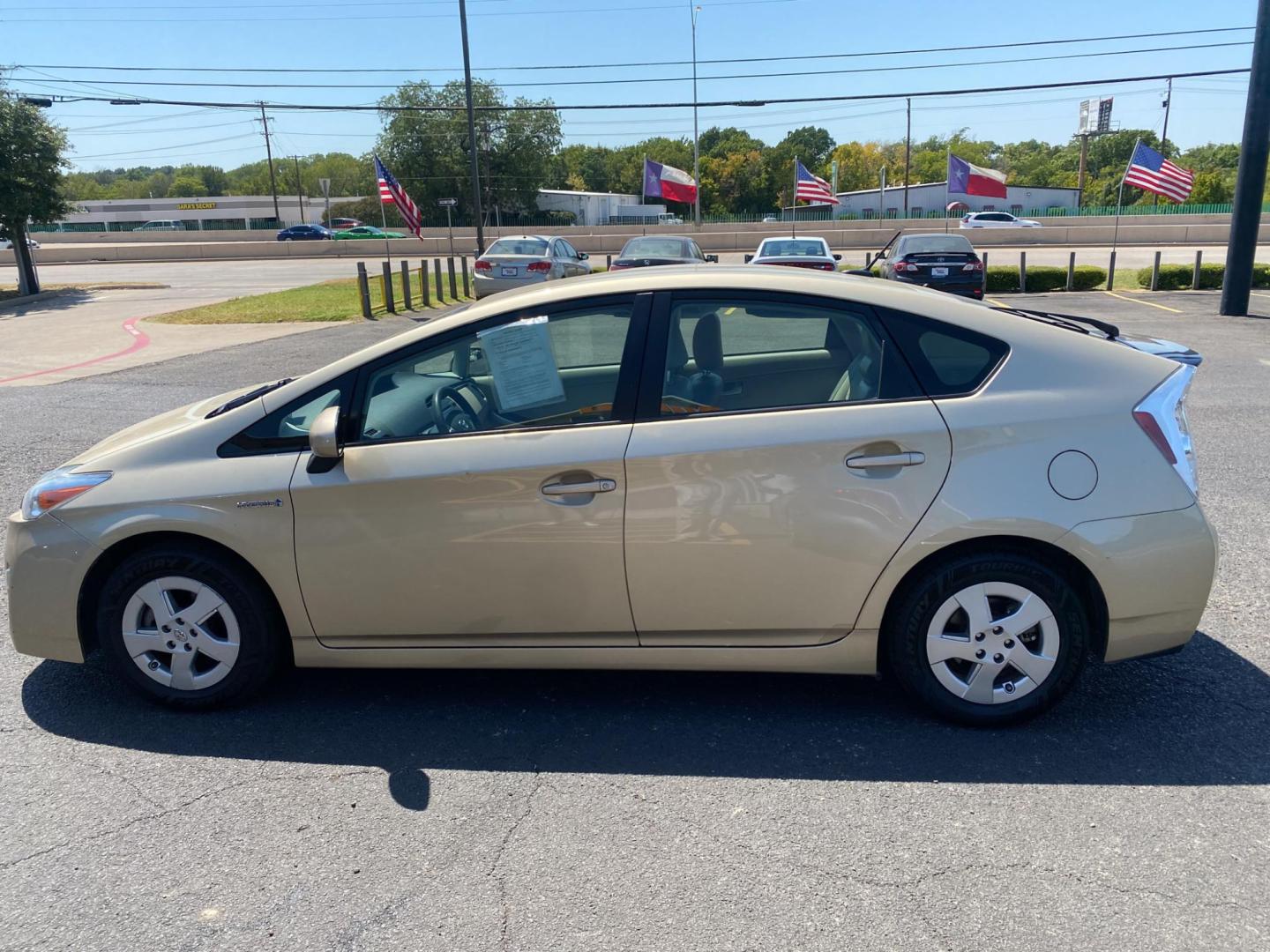 2010 GOLD Toyota Prius Prius II (JTDKN3DU7A1) with an 1.8L L4 DOHC 16V engine, Continuously Variable Transmisson transmission, located at 420 I-35E, Lancaster, TX, 75146, (469) 297-4144, 32.593929, -96.823685 - Photo#6