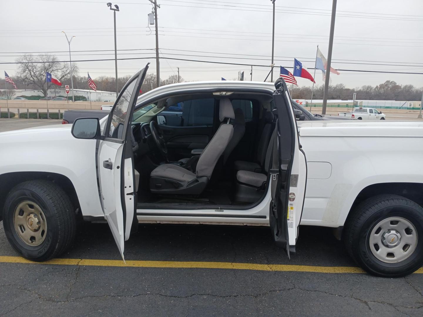 2016 WHITE Chevrolet Colorado Work Truck Ext. Cab 2WD (1GCHSBEA7G1) with an 2.5L L4 DOHC 16V GAS engine, 6A transmission, located at 420 I-35E, Lancaster, TX, 75146, (469) 297-4144, 32.593929, -96.823685 - Photo#3