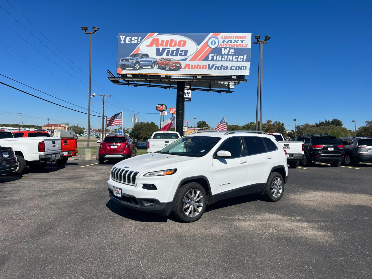 2018 WHITE Jeep Cherokee Limited FWD (1C4PJLDB8JD) with an 2.4L L4 DOHC 16V engine, 9A transmission, located at 420 I-35E, Lancaster, TX, 75146, (469) 297-4144, 32.593929, -96.823685 - Photo#0