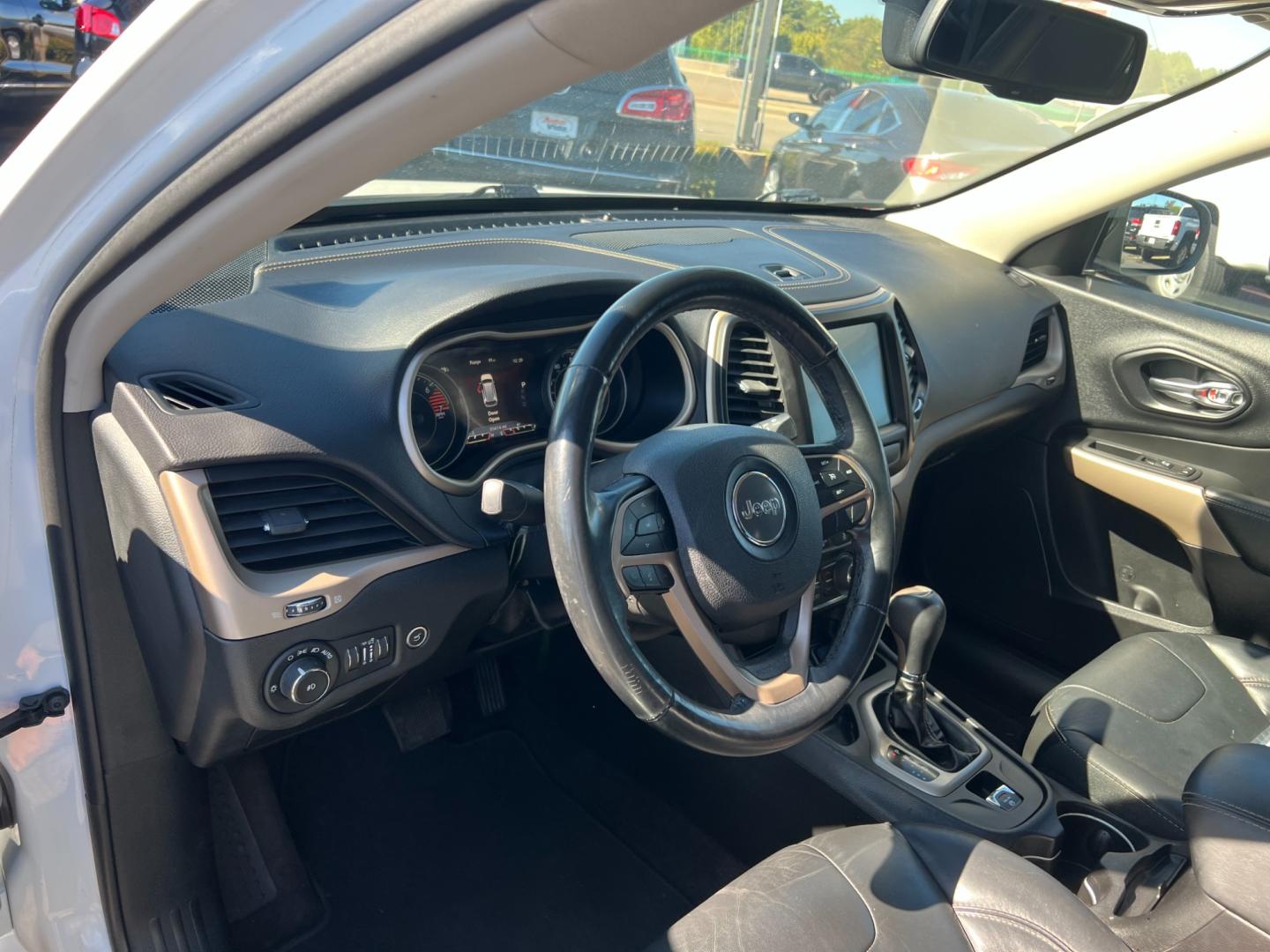 2018 WHITE Jeep Cherokee Limited FWD (1C4PJLDB8JD) with an 2.4L L4 DOHC 16V engine, 9A transmission, located at 420 I-35E, Lancaster, TX, 75146, (469) 297-4144, 32.593929, -96.823685 - Photo#1