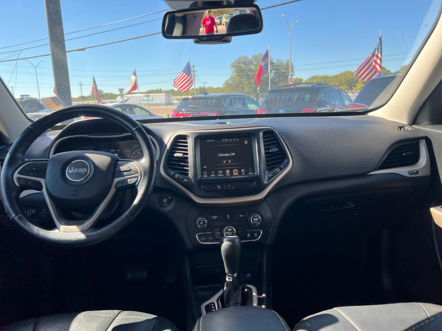 2018 WHITE Jeep Cherokee Limited FWD (1C4PJLDB8JD) with an 2.4L L4 DOHC 16V engine, 9A transmission, located at 420 I-35E, Lancaster, TX, 75146, (469) 297-4144, 32.593929, -96.823685 - Photo#4