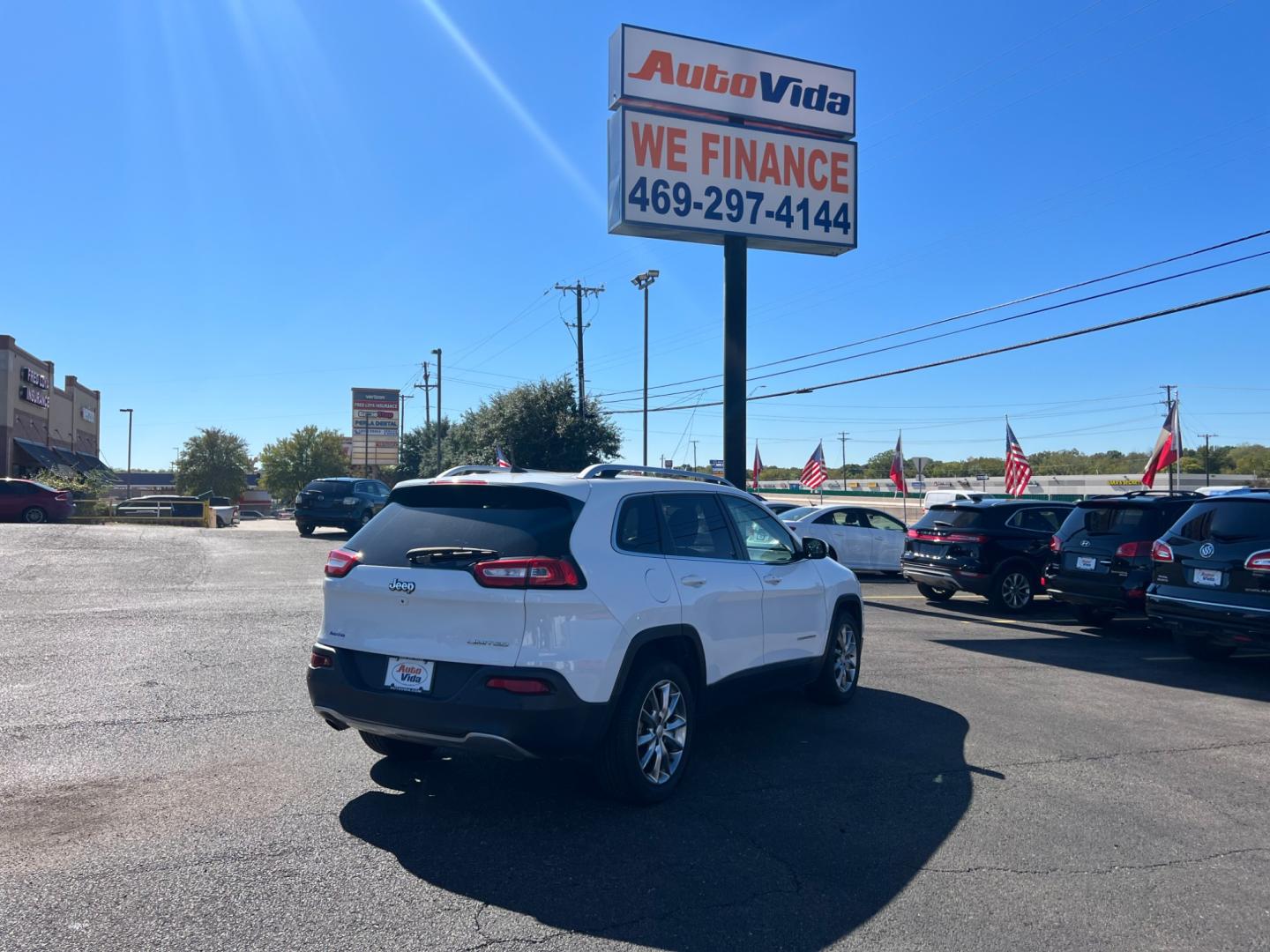 2018 WHITE Jeep Cherokee Limited FWD (1C4PJLDB8JD) with an 2.4L L4 DOHC 16V engine, 9A transmission, located at 420 I-35E, Lancaster, TX, 75146, (469) 297-4144, 32.593929, -96.823685 - Photo#6