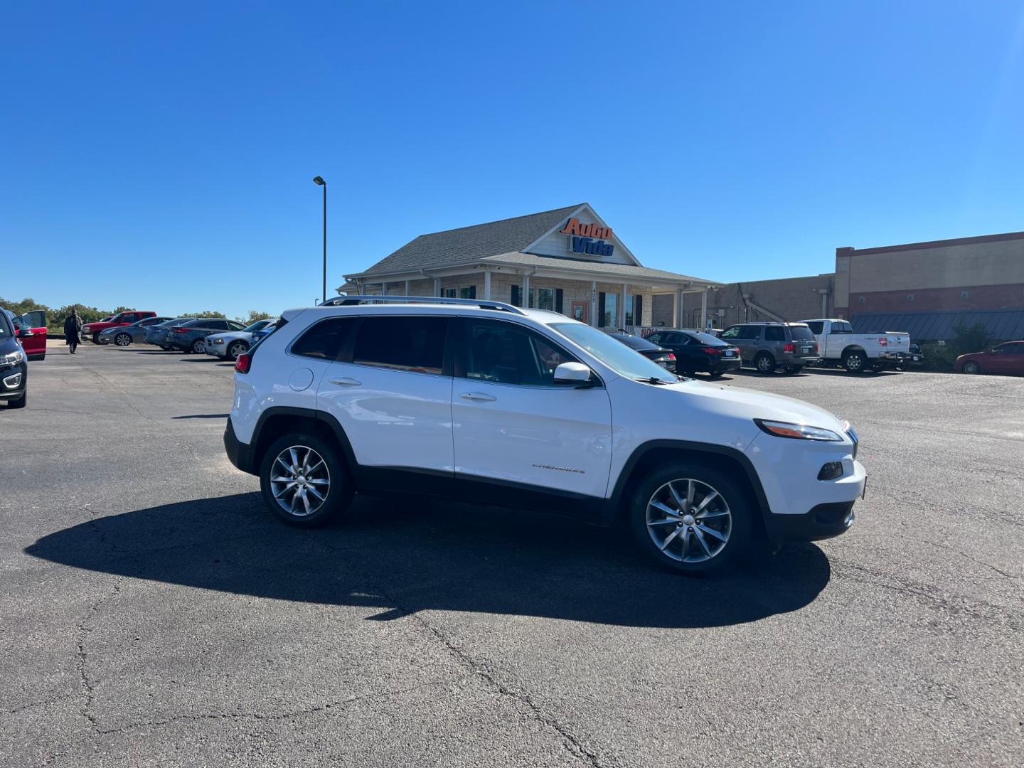 2018 WHITE Jeep Cherokee Limited FWD (1C4PJLDB8JD) with an 2.4L L4 DOHC 16V engine, 9A transmission, located at 420 I-35E, Lancaster, TX, 75146, (469) 297-4144, 32.593929, -96.823685 - Photo#7