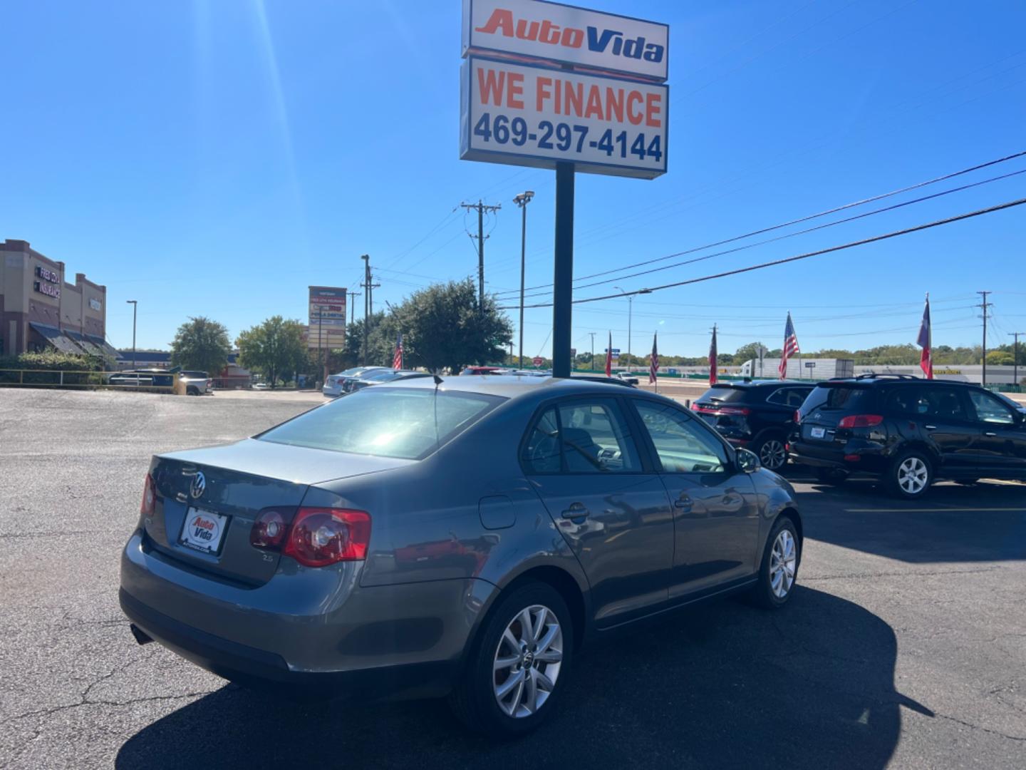 2010 GRAY Volkswagen Jetta Limited Editon (3VWAX7AJ3AM) with an 2.5L L5 DOHC 20V engine, located at 420 I-35E, Lancaster, TX, 75146, (469) 297-4144, 32.593929, -96.823685 - Photo#5