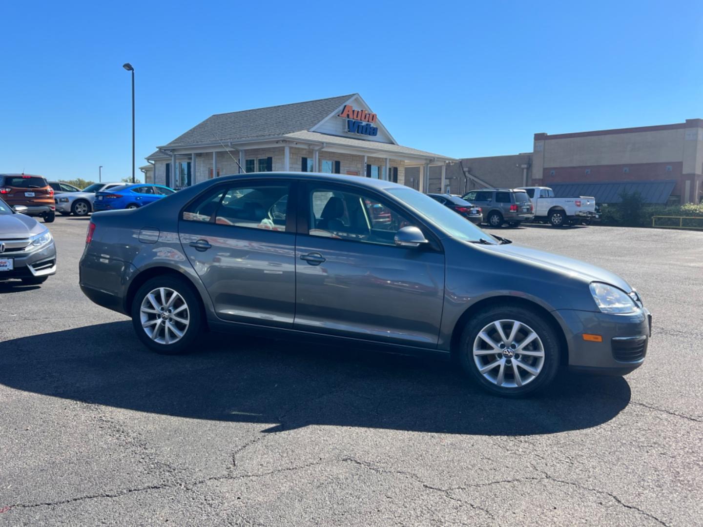 2010 GRAY Volkswagen Jetta Limited Editon (3VWAX7AJ3AM) with an 2.5L L5 DOHC 20V engine, located at 420 I-35E, Lancaster, TX, 75146, (469) 297-4144, 32.593929, -96.823685 - Photo#6