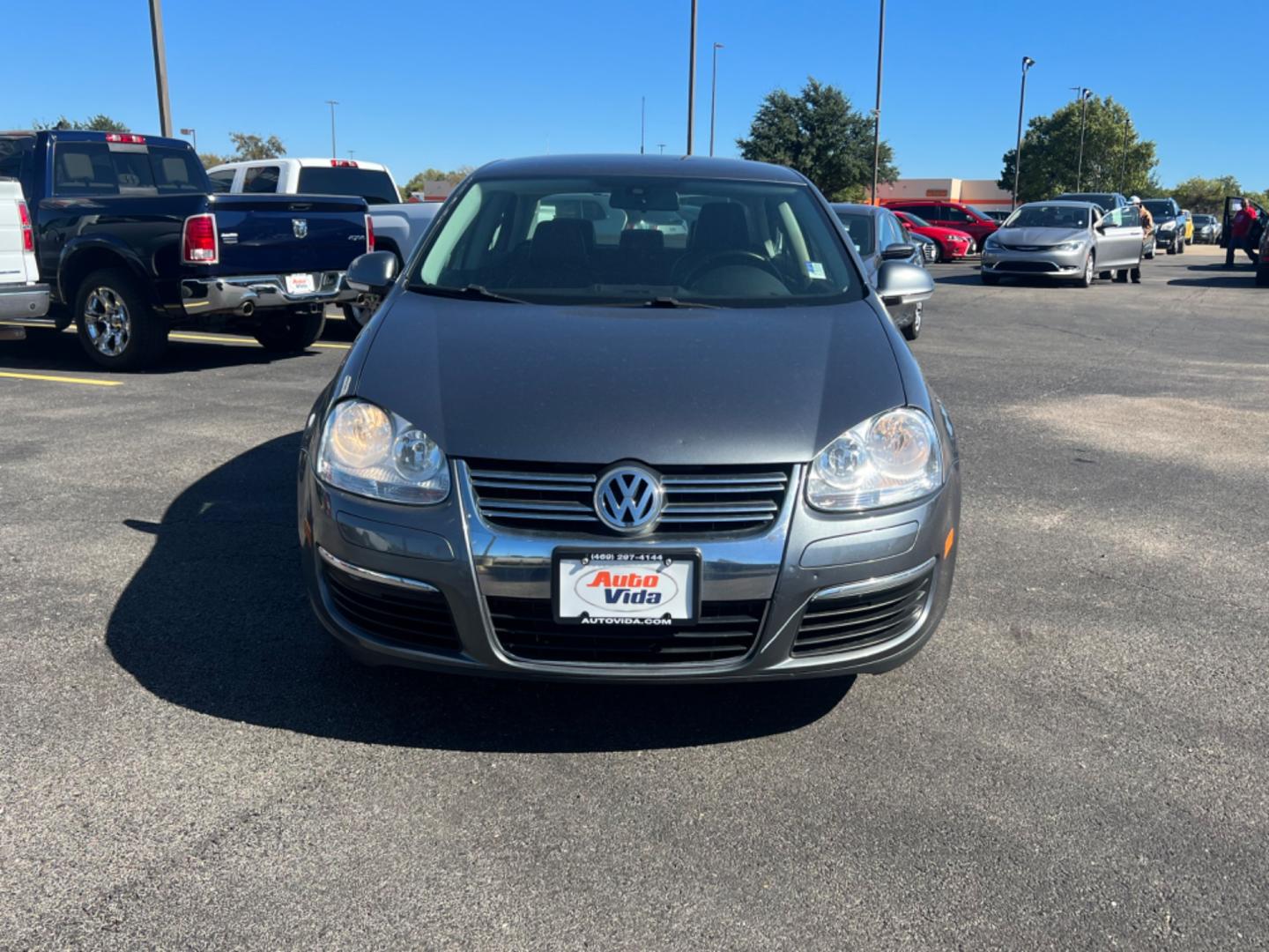 2010 GRAY Volkswagen Jetta Limited Editon (3VWAX7AJ3AM) with an 2.5L L5 DOHC 20V engine, located at 420 I-35E, Lancaster, TX, 75146, (469) 297-4144, 32.593929, -96.823685 - Photo#7