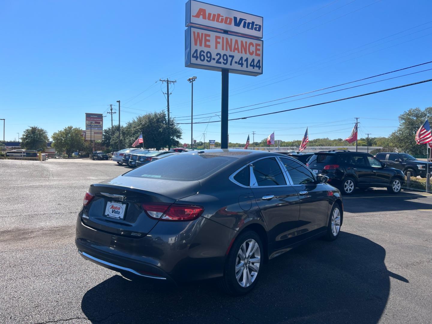 2015 GRAY Chrysler 200 Limited (1C3CCCAB8FN) with an 2.4L L4 DOHC 16V engine, 9-Speed Automatic transmission, located at 420 I-35E, Lancaster, TX, 75146, (469) 297-4144, 32.593929, -96.823685 - Photo#5