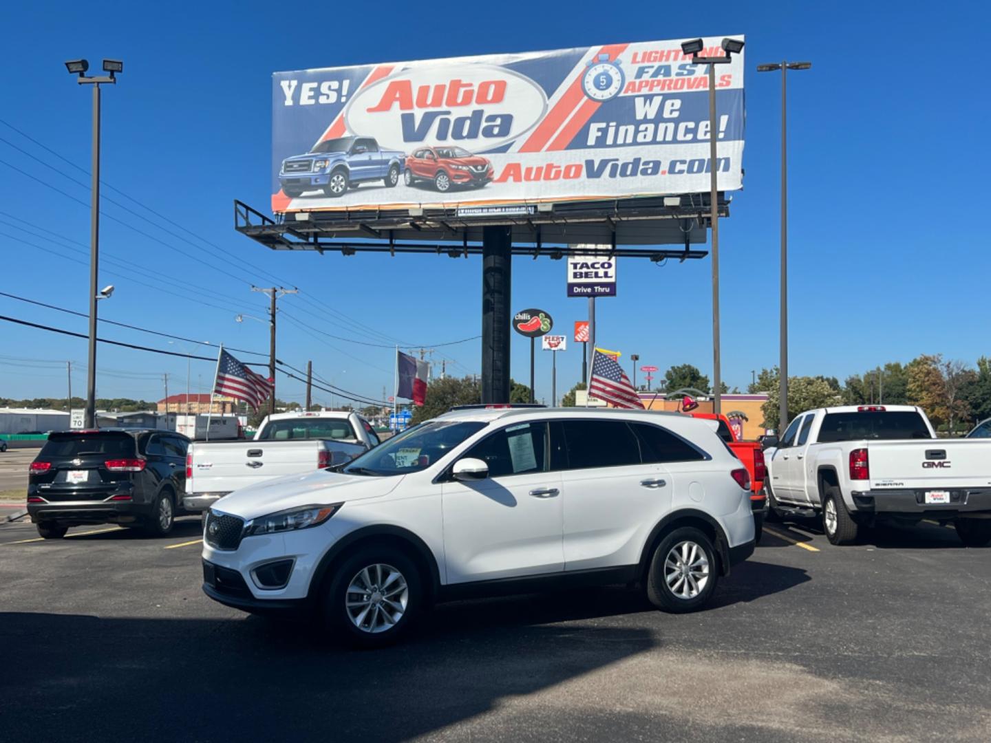 2017 WHITE Kia Sorento L 2WD (5XYPG4A35HG) with an 2.4L L4 DOHC 16V engine, 6A transmission, located at 420 I-35E, Lancaster, TX, 75146, (469) 297-4144, 32.593929, -96.823685 - Photo#0