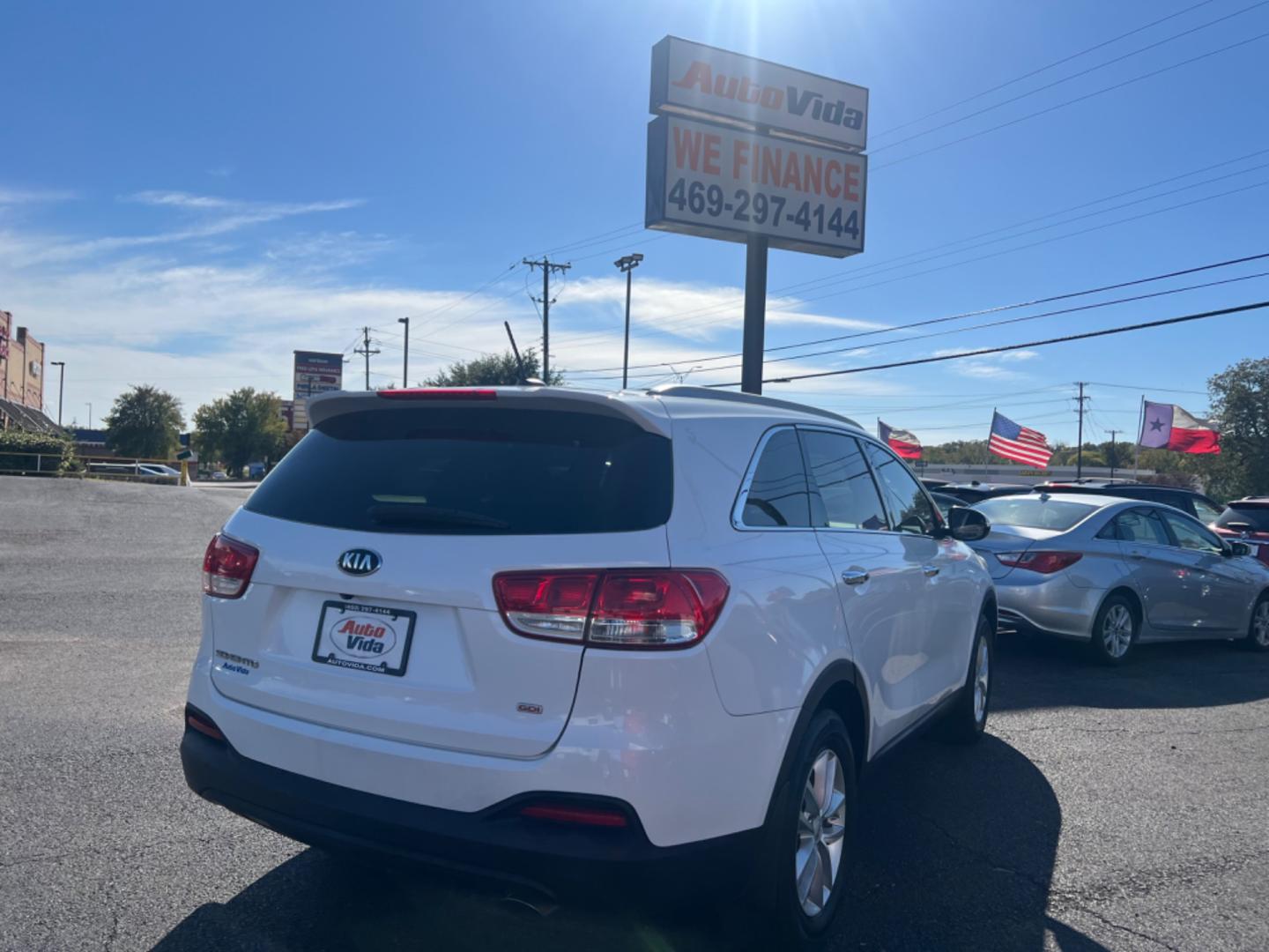 2017 WHITE Kia Sorento L 2WD (5XYPG4A35HG) with an 2.4L L4 DOHC 16V engine, 6A transmission, located at 420 I-35E, Lancaster, TX, 75146, (469) 297-4144, 32.593929, -96.823685 - Photo#6