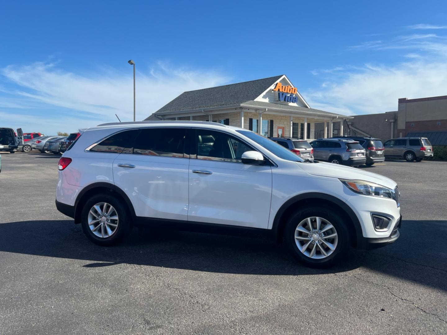 2017 WHITE Kia Sorento L 2WD (5XYPG4A35HG) with an 2.4L L4 DOHC 16V engine, 6A transmission, located at 420 I-35E, Lancaster, TX, 75146, (469) 297-4144, 32.593929, -96.823685 - Photo#7