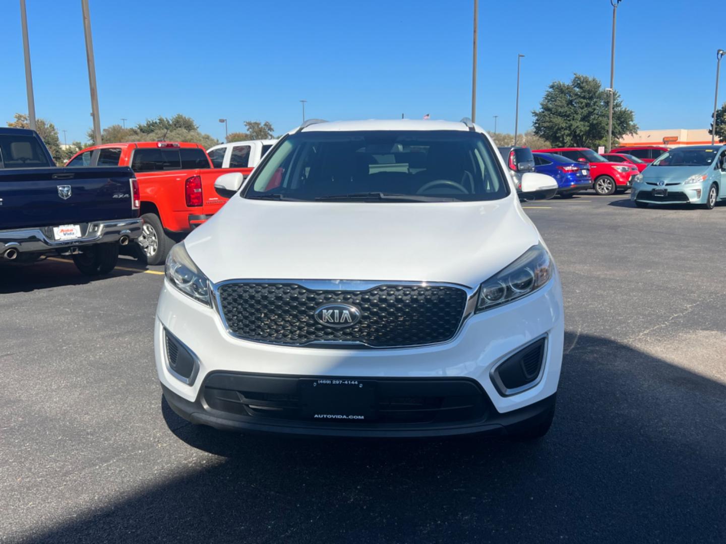 2017 WHITE Kia Sorento L 2WD (5XYPG4A35HG) with an 2.4L L4 DOHC 16V engine, 6A transmission, located at 420 I-35E, Lancaster, TX, 75146, (469) 297-4144, 32.593929, -96.823685 - Photo#8