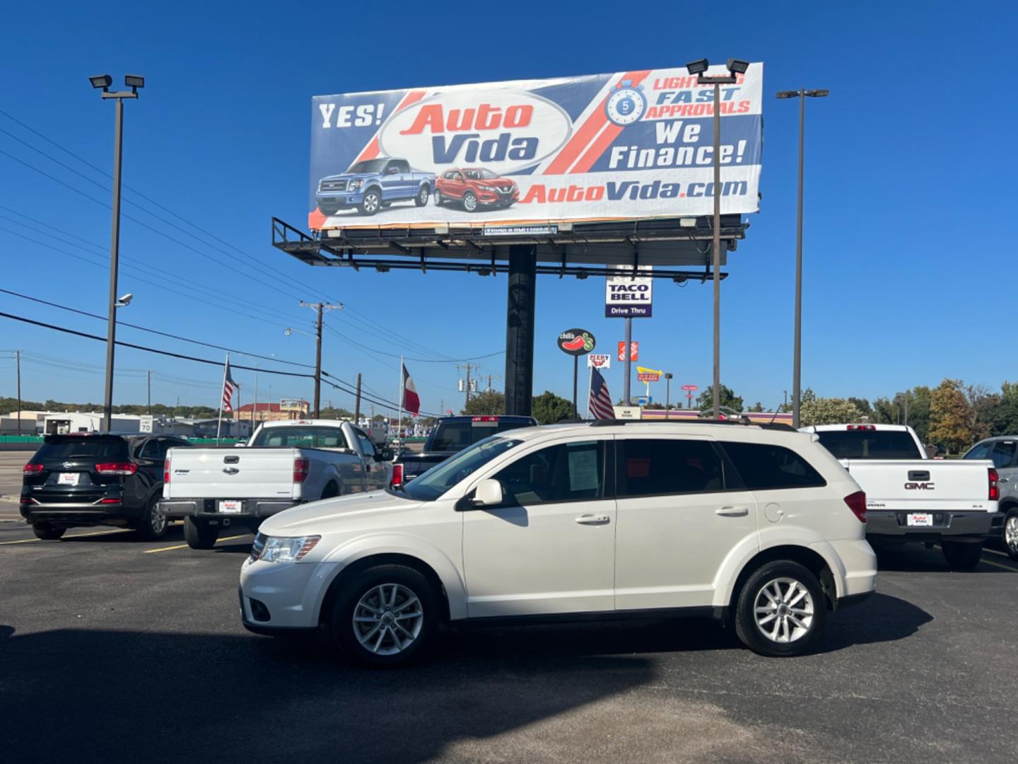 2018 WHITE Dodge Journey SXT (3C4PDCBG7JT) with an 3.6L V6 DOHC 24V engine, 4A transmission, located at 420 I-35E, Lancaster, TX, 75146, (469) 297-4144, 32.593929, -96.823685 - Photo#0