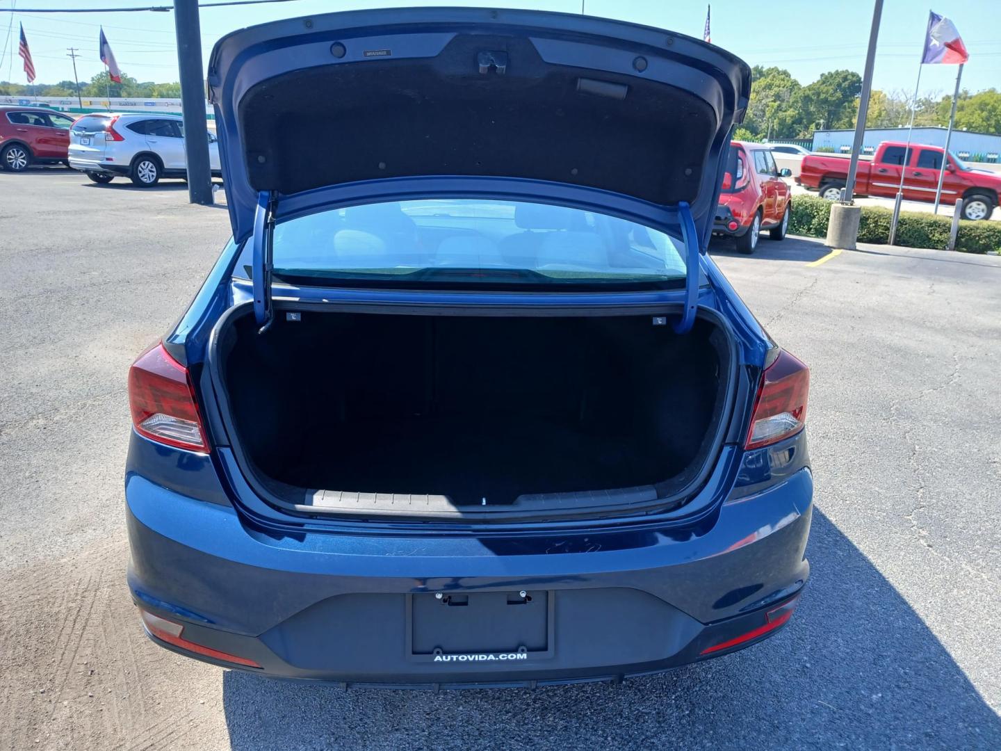 2020 BLUE Hyundai Elantra SE 6AT (5NPD74LF3LH) with an 1.8L L4 DOHC 16V engine, 6A transmission, located at 420 I-35E, Lancaster, TX, 75146, (469) 297-4144, 32.593929, -96.823685 - Photo#4